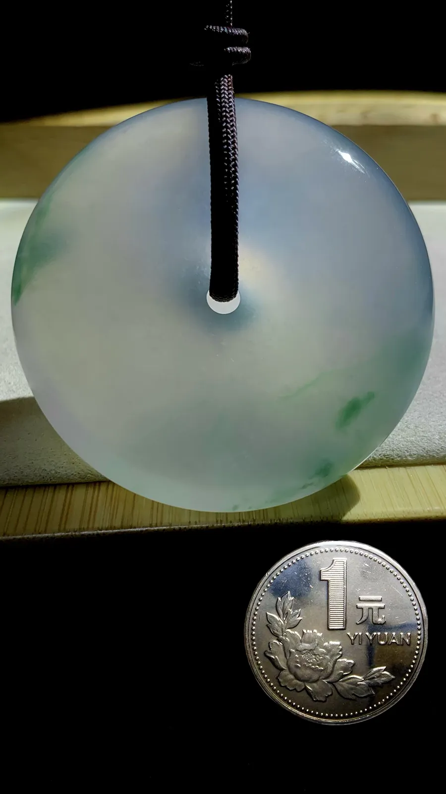 飘花翡翠大平安扣，53.5-13.8mm，
料子水润细腻，