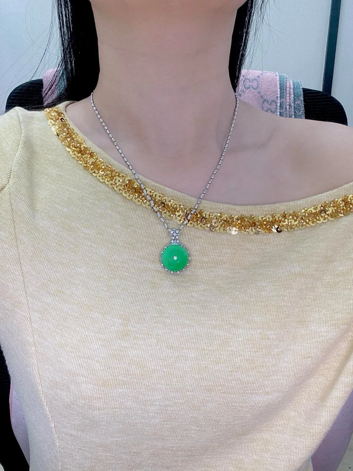 【冰种满绿圆无事牌】种水颜色都不错，冰感明显，质地细腻干净，佩戴佳品。18k金钻镶嵌，裸石尺寸17.7*4.7毫米