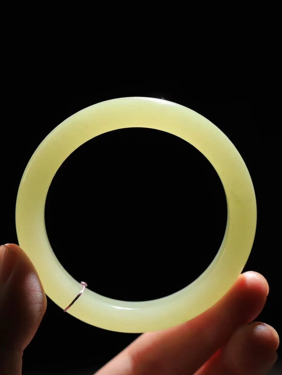 （一见倾心.手镯）

精品️和田玉黄口手镯，玉质温润细腻 油性十足 手感舒适，高华雅逸，线条流畅，简约大气，美自天成，素雅高贵。佩戴于腕间，婉约之美，举手投足间透出那低调奢华。重45.2克  尺寸54-11-8.5mm  56120536A