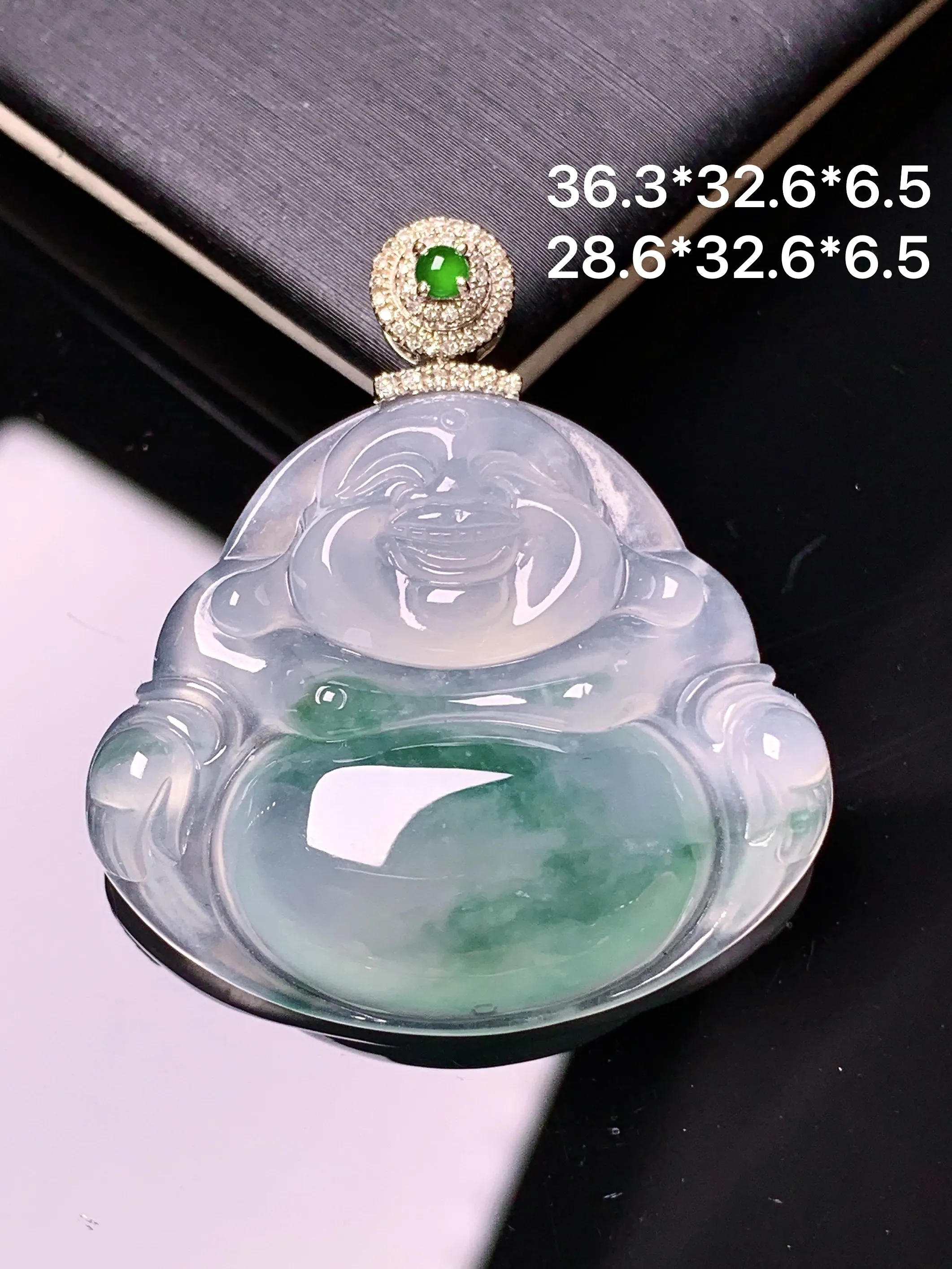 18k金钻镶嵌冰种飘绿佛公吊坠 玉质细腻 色泽清新艳丽 整体尺寸36.3*32.6*6.5