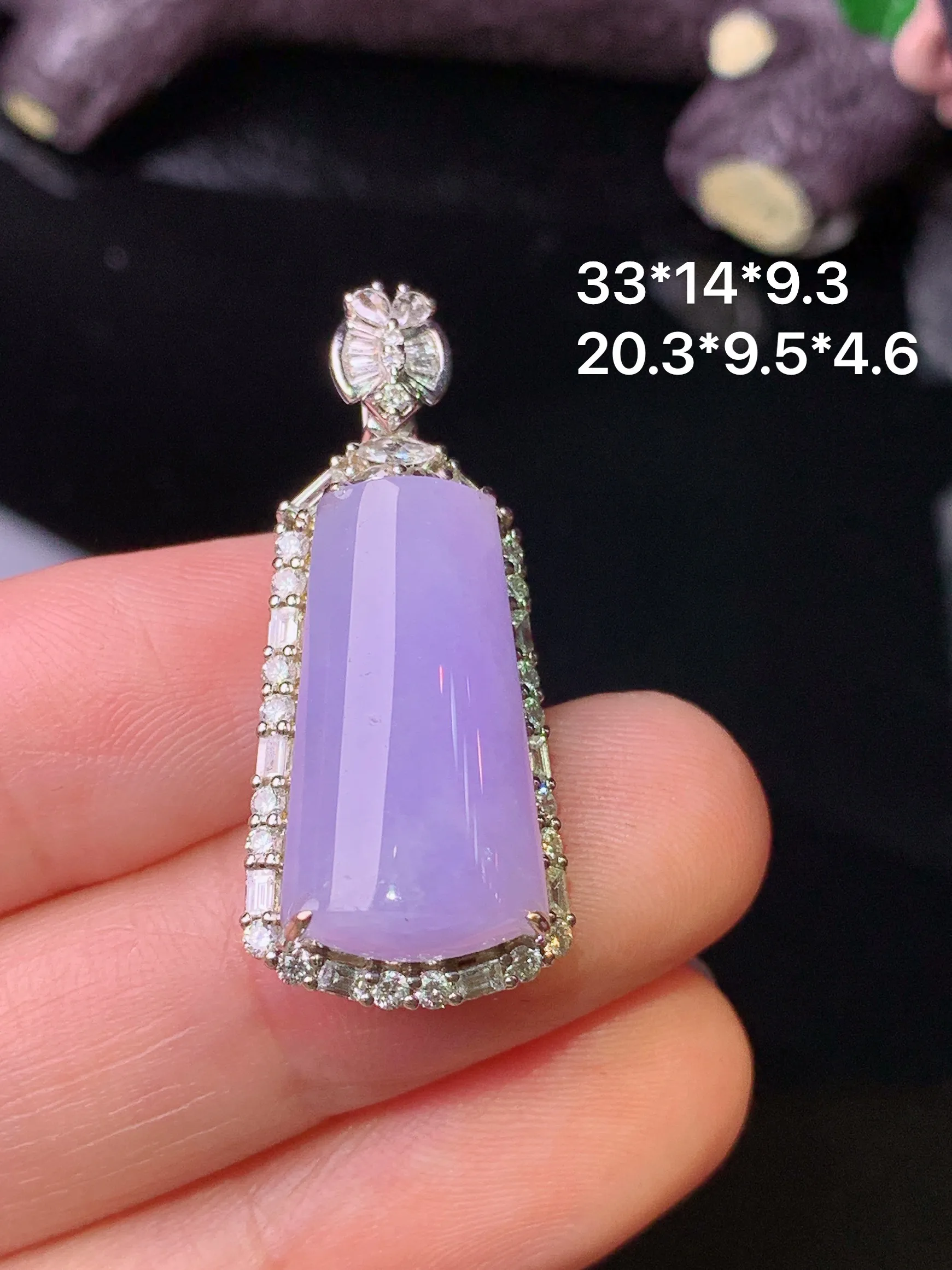 18k金钻镶嵌紫罗兰玉柱吊坠 玉质细腻 色泽清新艳丽 整体尺寸33*14*9.3