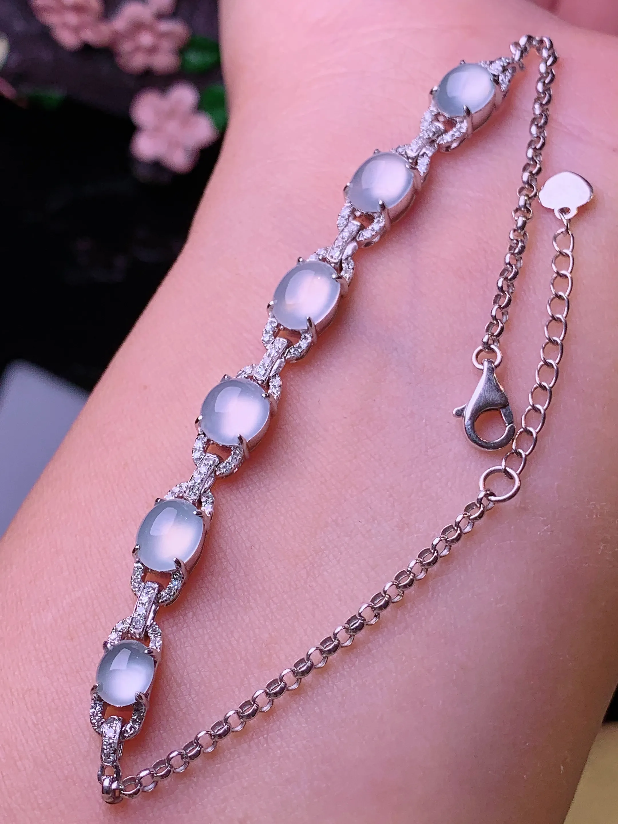 18k金钻镶嵌冰种蛋面手链 玉质细腻 色泽清新艳丽 整体尺寸74.5*5.8*5.6