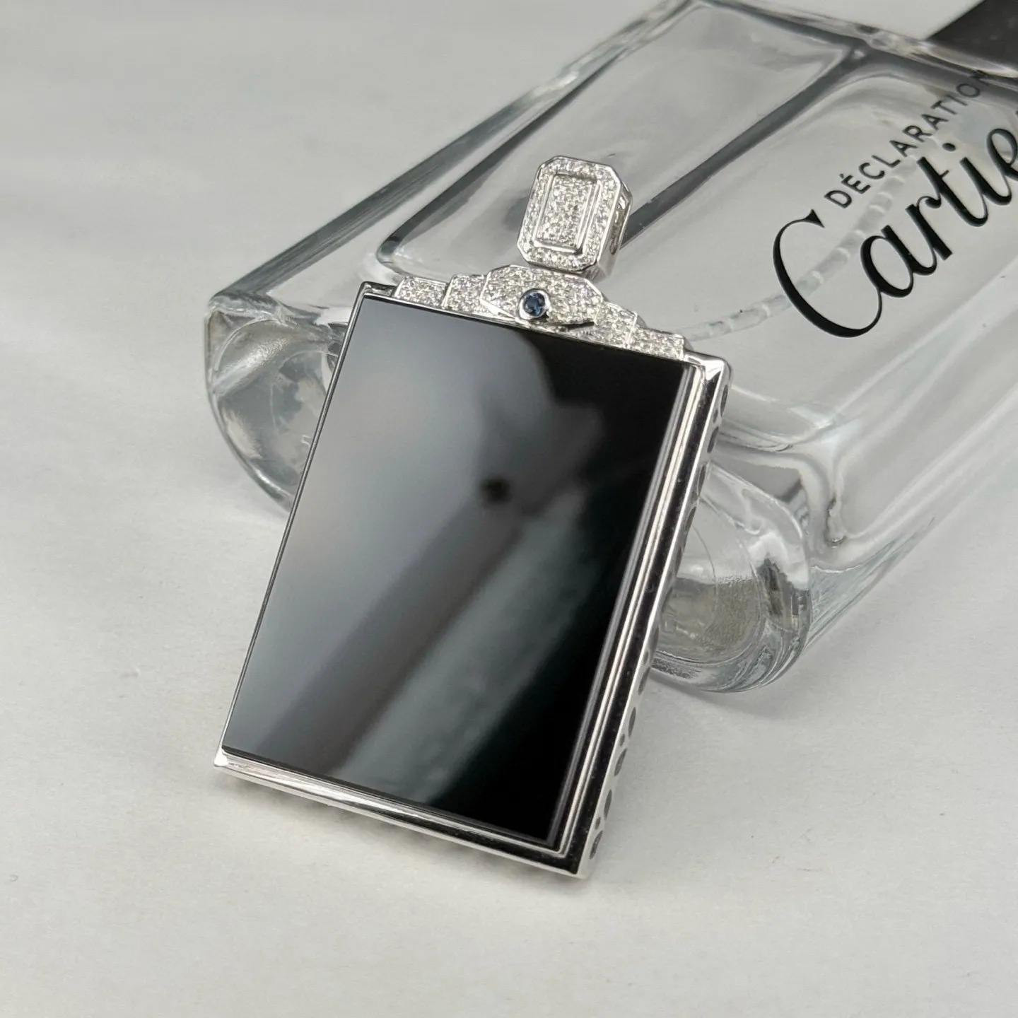 精品墨翠无事牌种好色正 黑度极好 打灯通透 油性十足 尺寸53.2