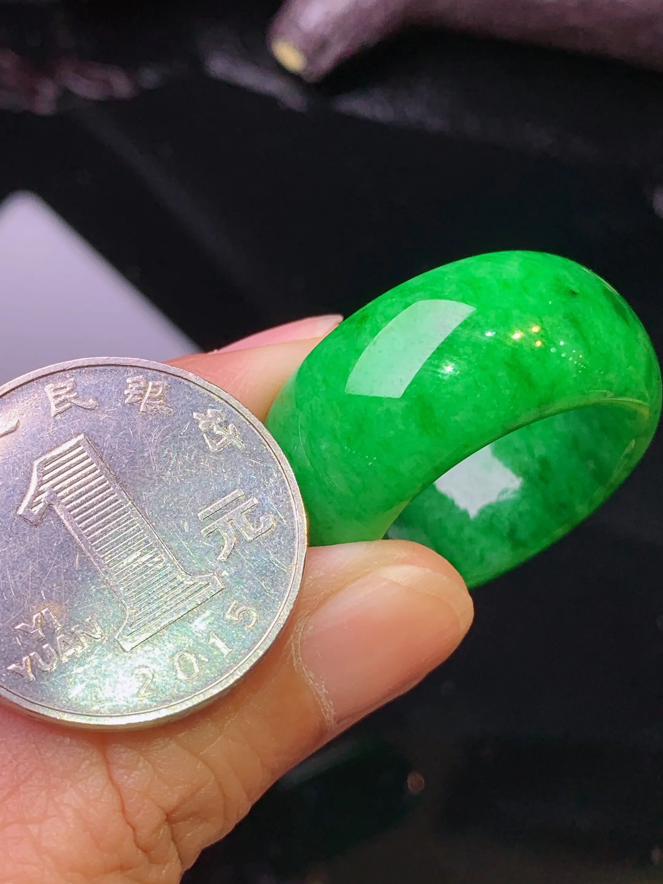 满绿戒指 玉质细腻 色泽清新艳丽 圈口22.5 整体尺寸30*12.7*5.2