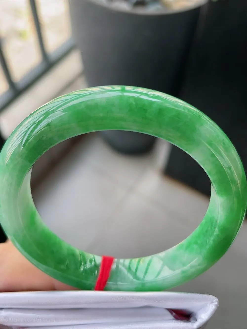 【翡翠名称】老坑种阳绿56正圈口翡翠手镯
【翡翠尺寸】56-12-9.5mm适合55-57正圈口佩戴