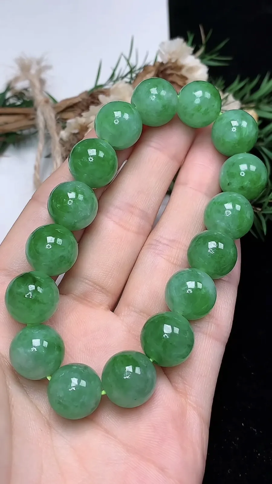 翡翠a货飘阳绿圆珠手串，尺寸12.6-16颗，重量:54.56g