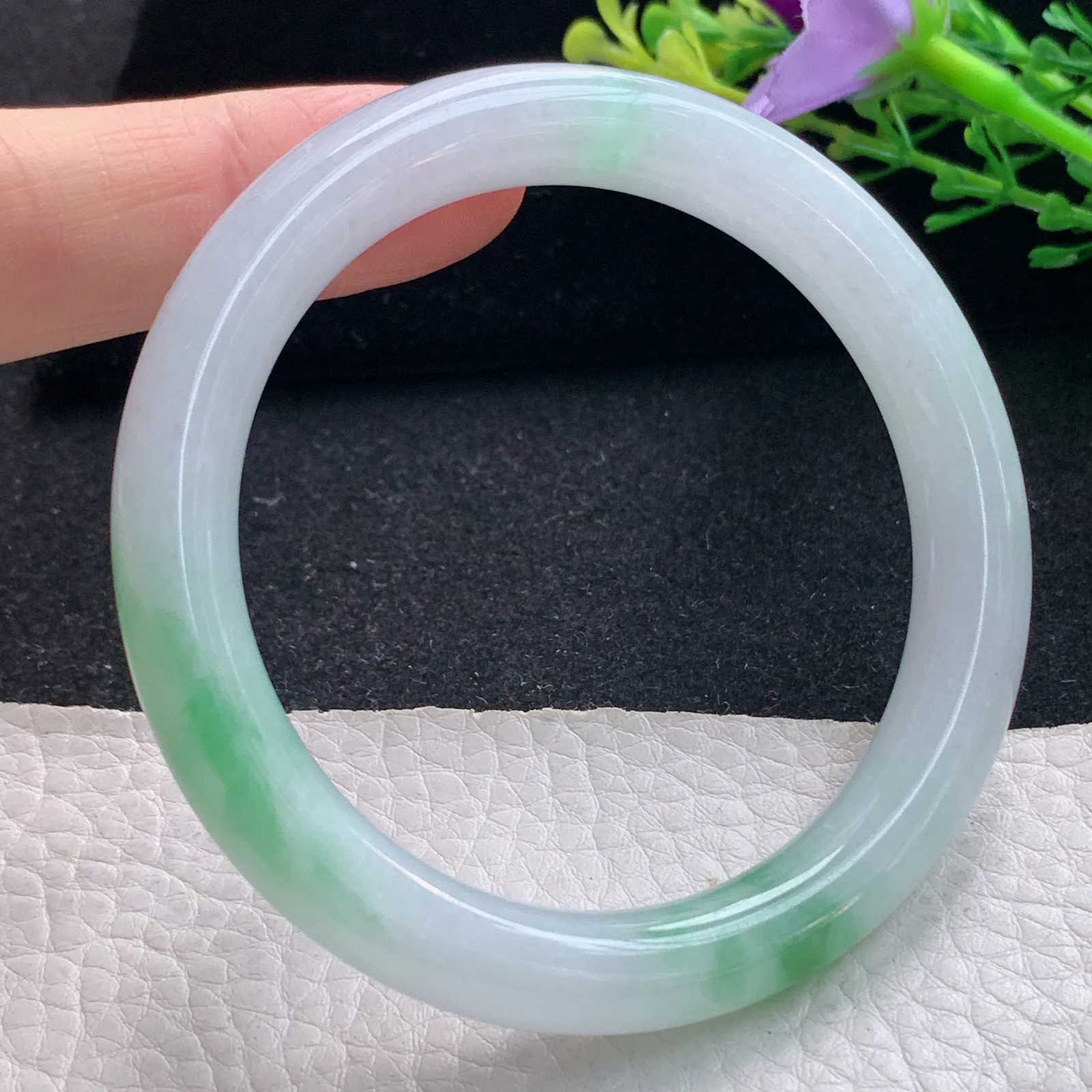 ss自然光54.5*9*8.8美人镯 翡翠a货玉手镯飘绿圆条珠宝玉手环