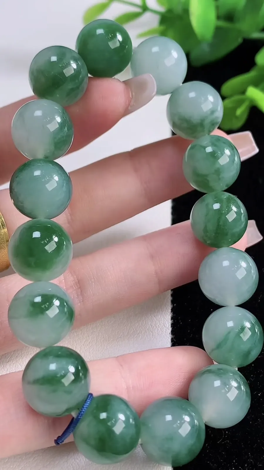翡翠a货冰种飘花圆珠手串，尺寸12.4-16颗，重量:57.18g