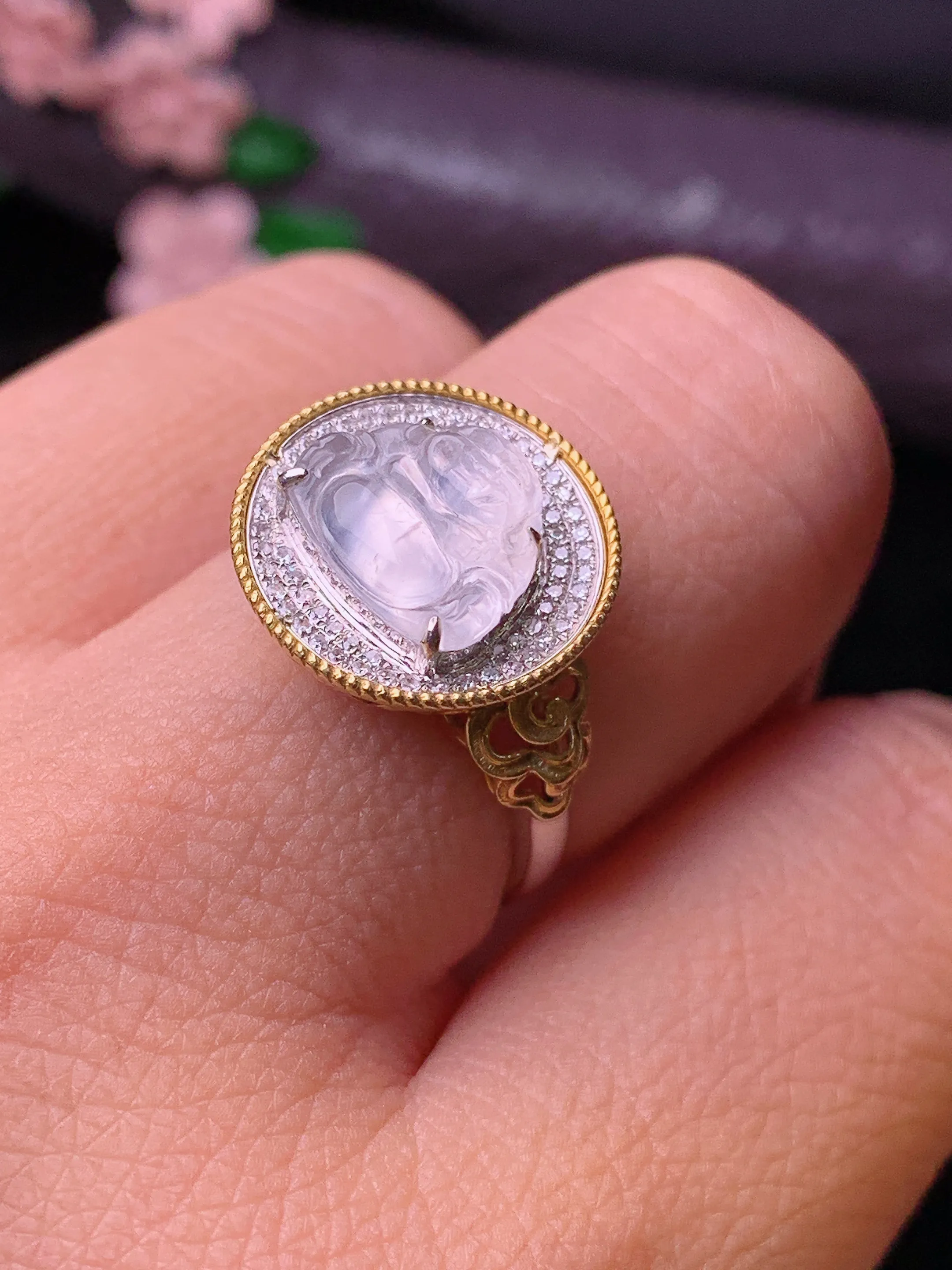 18k金钻镶嵌冰种佛公戒指 玉质细腻 色泽清新艳丽 圈口14 整体尺寸17.3*6.3