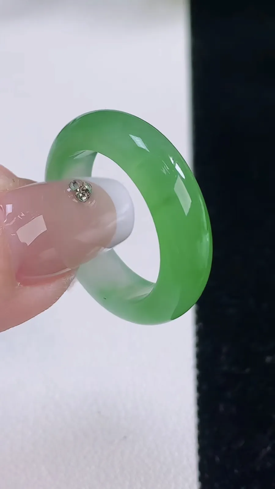 翡翠a货冰种飘绿指环戒指，尺寸18.5-5.7-3.3，重量:4.49g