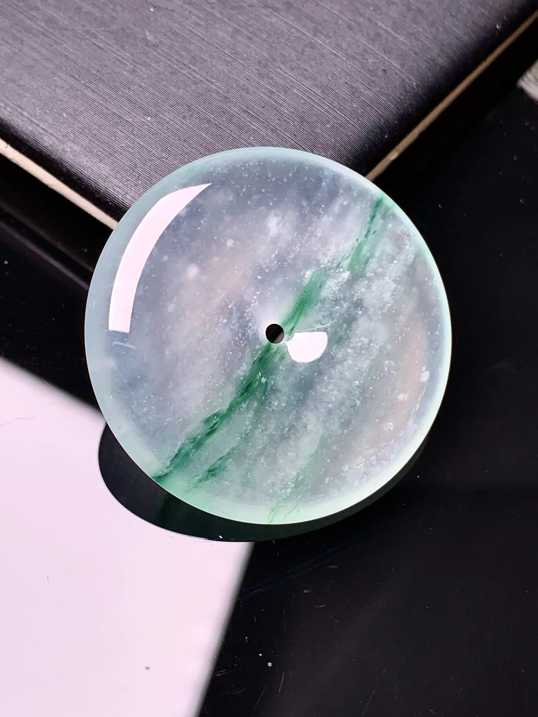 玻璃种飘绿平安扣吊坠 玉质细腻 色泽清新艳丽 整体尺寸30*5