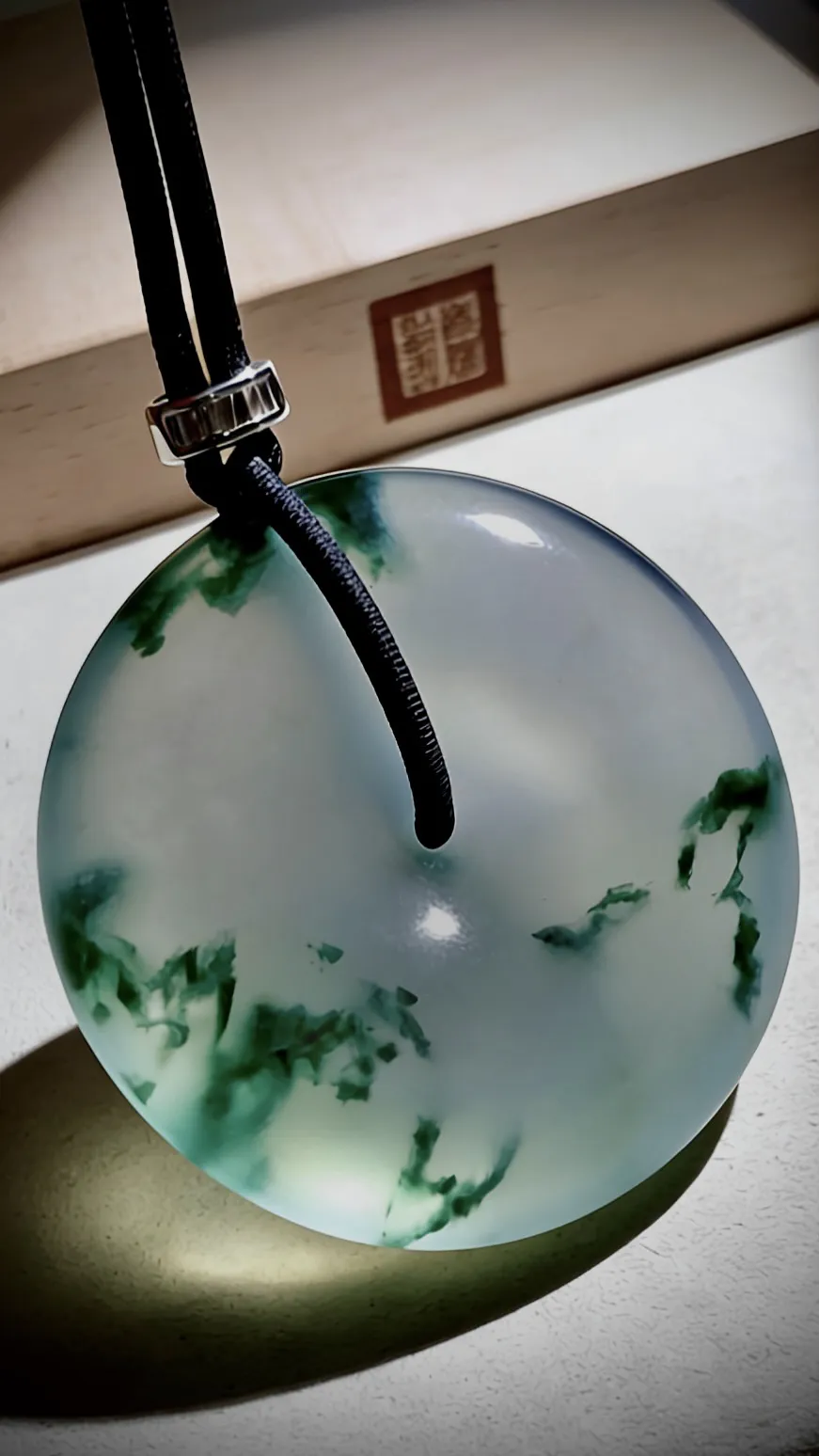 【顺遂平安】。高品质飘花平安扣，
莹润如凝脂，飘蓝花，似墨染山水，方寸间藏着自然的灵韵，平安顺遂皆在