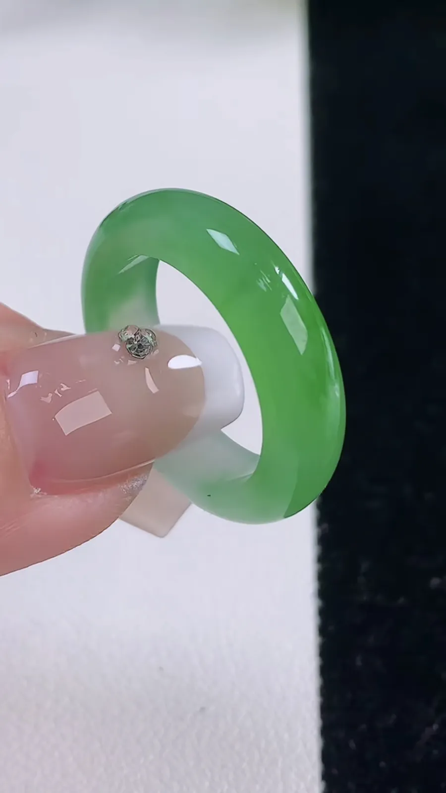 翡翠a货冰种飘绿指环戒指，尺寸18.5-5.7-3.3，重量:4.49g