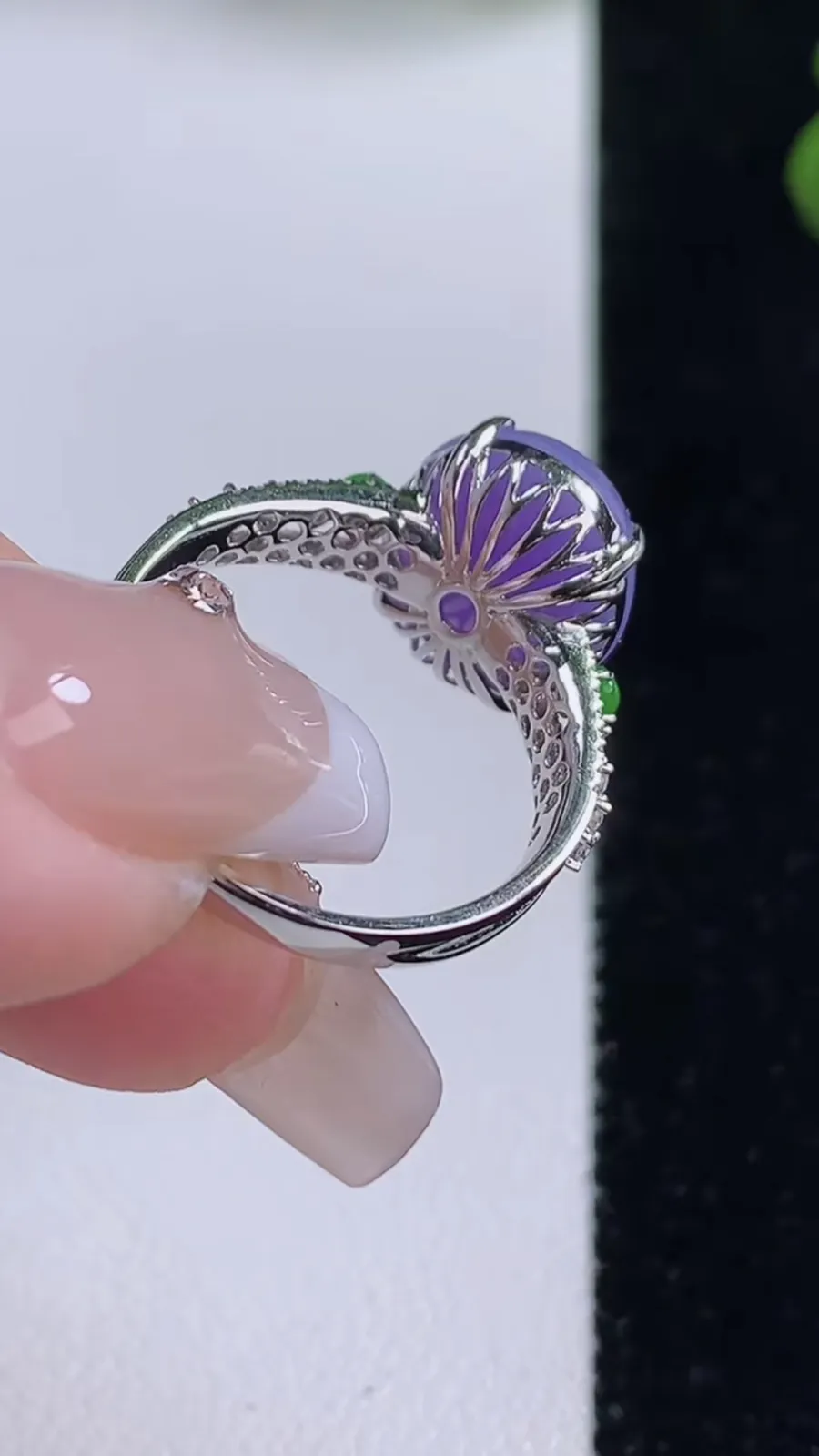 翡翠a货18K金冰种紫罗兰蛋面戒指，尺寸17.6-12.2-10-8，重量:3.70g