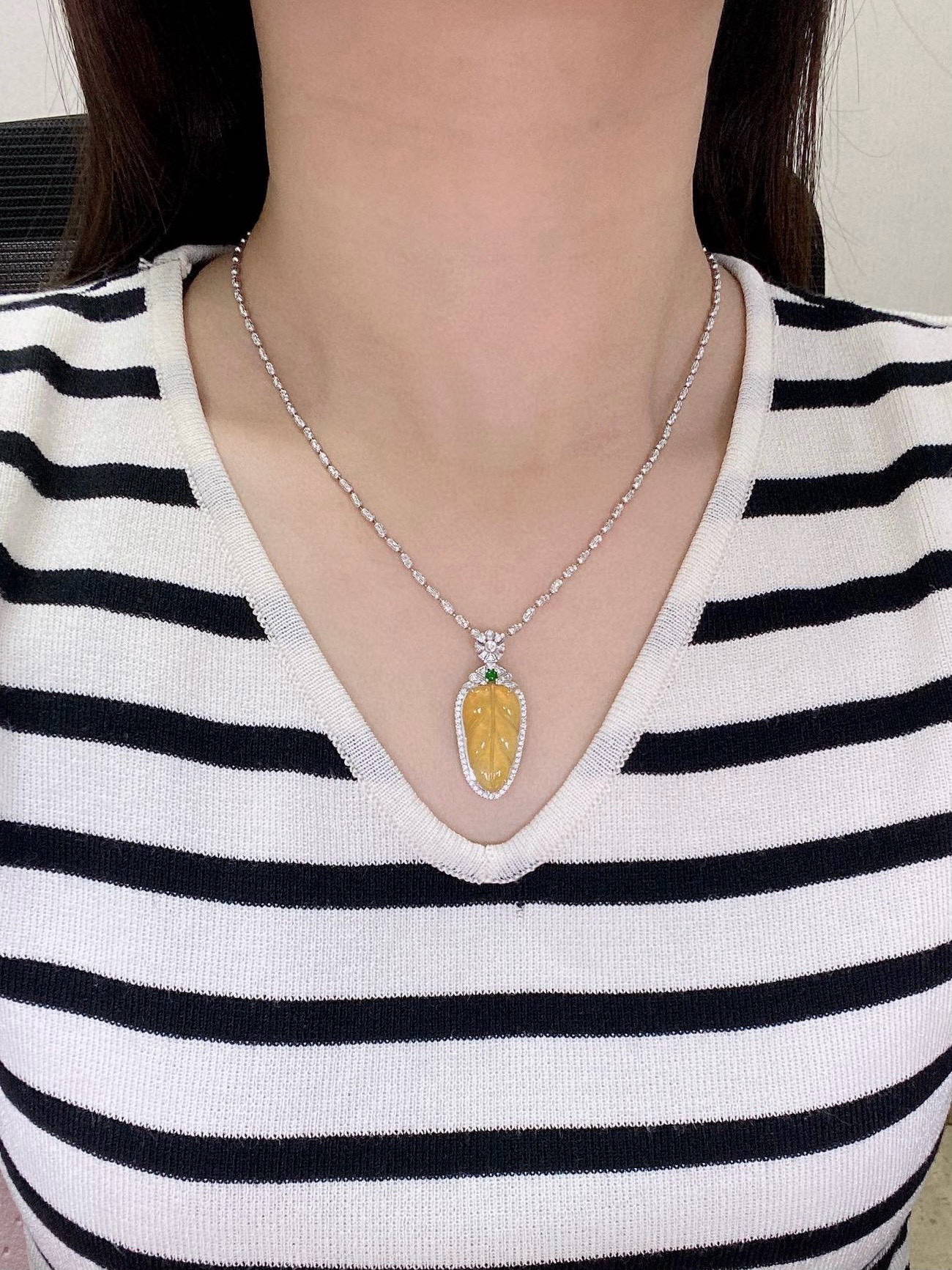 【冰种黄翡叶子】金枝玉叶，质地细腻，冰润透亮，光泽出众，18k金钻镶嵌，裸石尺寸22.7*12.3*3.7毫米