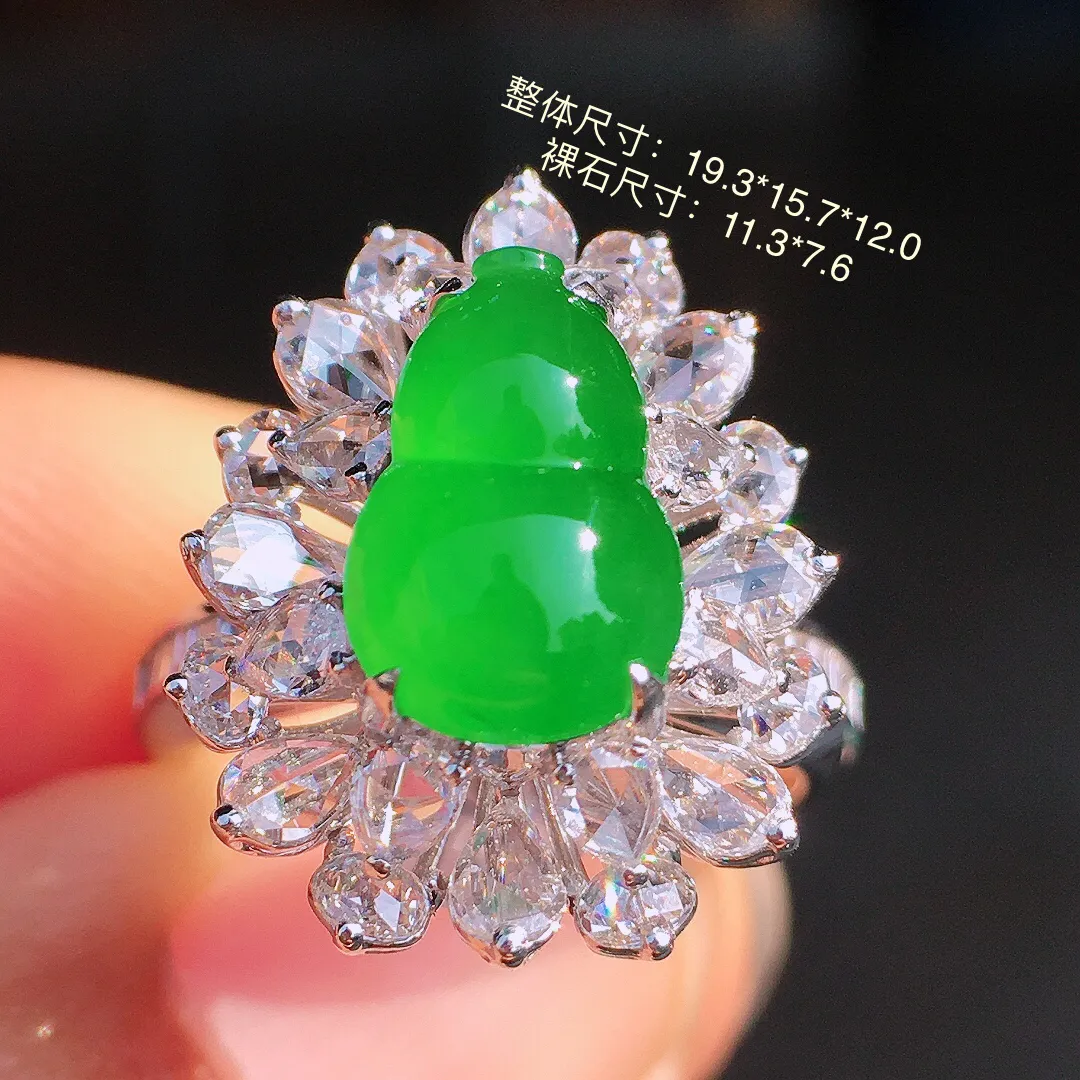 阳绿葫芦戒指，色泽均匀艳丽，玉质细腻，荧光感超
强，饱满圆润，尽显优雅气质，18k
金豪华镶嵌