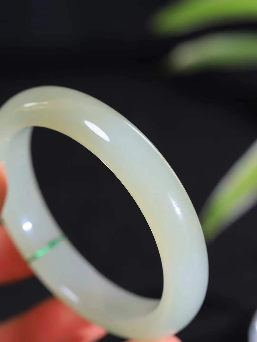 【岁月之韵.手镯】

精品和田玉晴水手镯，色泽淡雅如雨后初晴的天空，清新脱俗。手镯圆润饱满，寓意圆满和谐，承载着岁月的温柔与时光的沉淀。无论是日常佩戴还是珍藏，都是对美好生活的诗意表达。重51克  尺寸56.5-12.5-8.5mm  56124574A