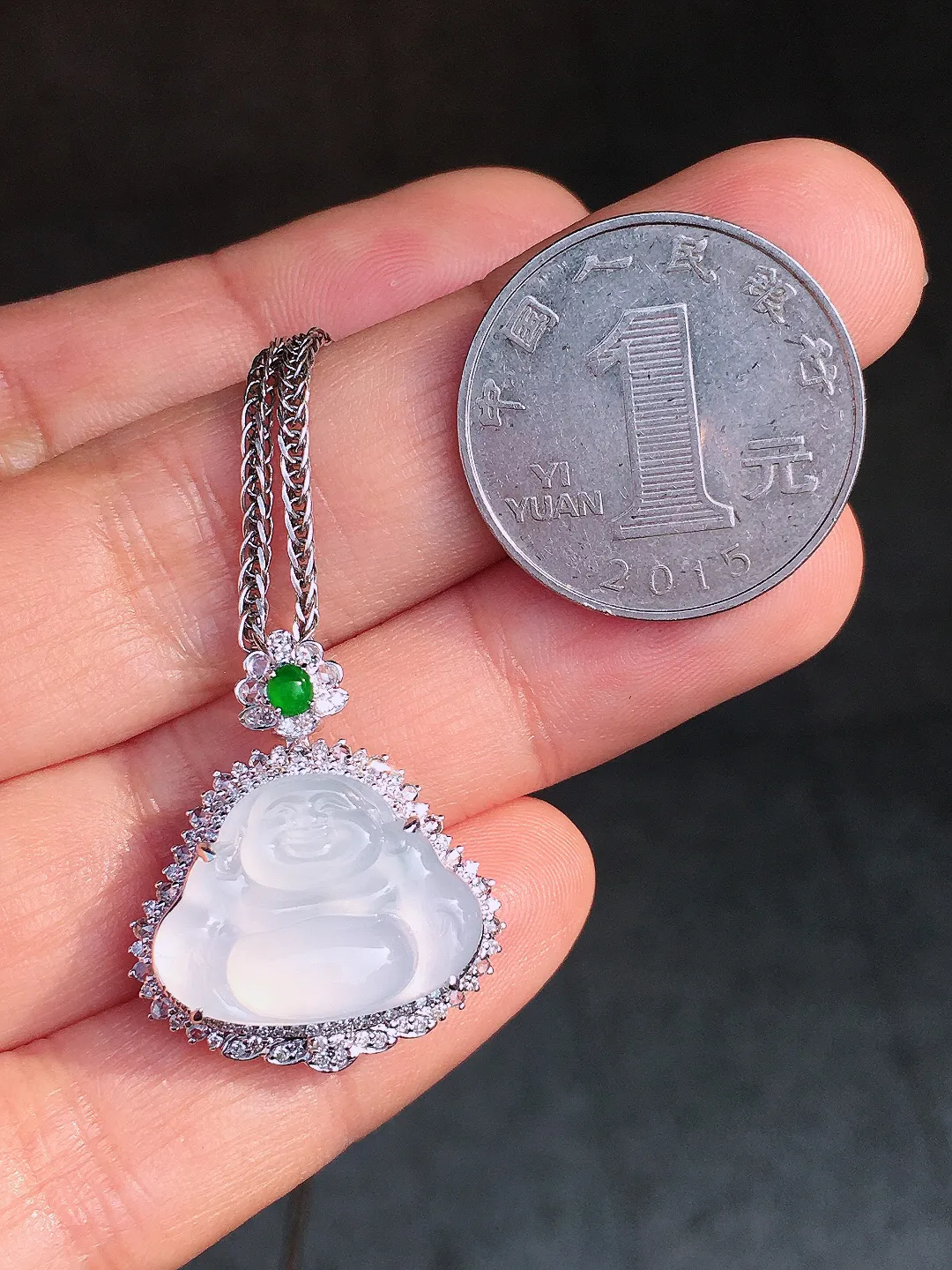 冰种佛公吊坠，玉质细腻，荧光感超
强，饱满圆润，尽显优雅气质，18k
金豪华镶嵌