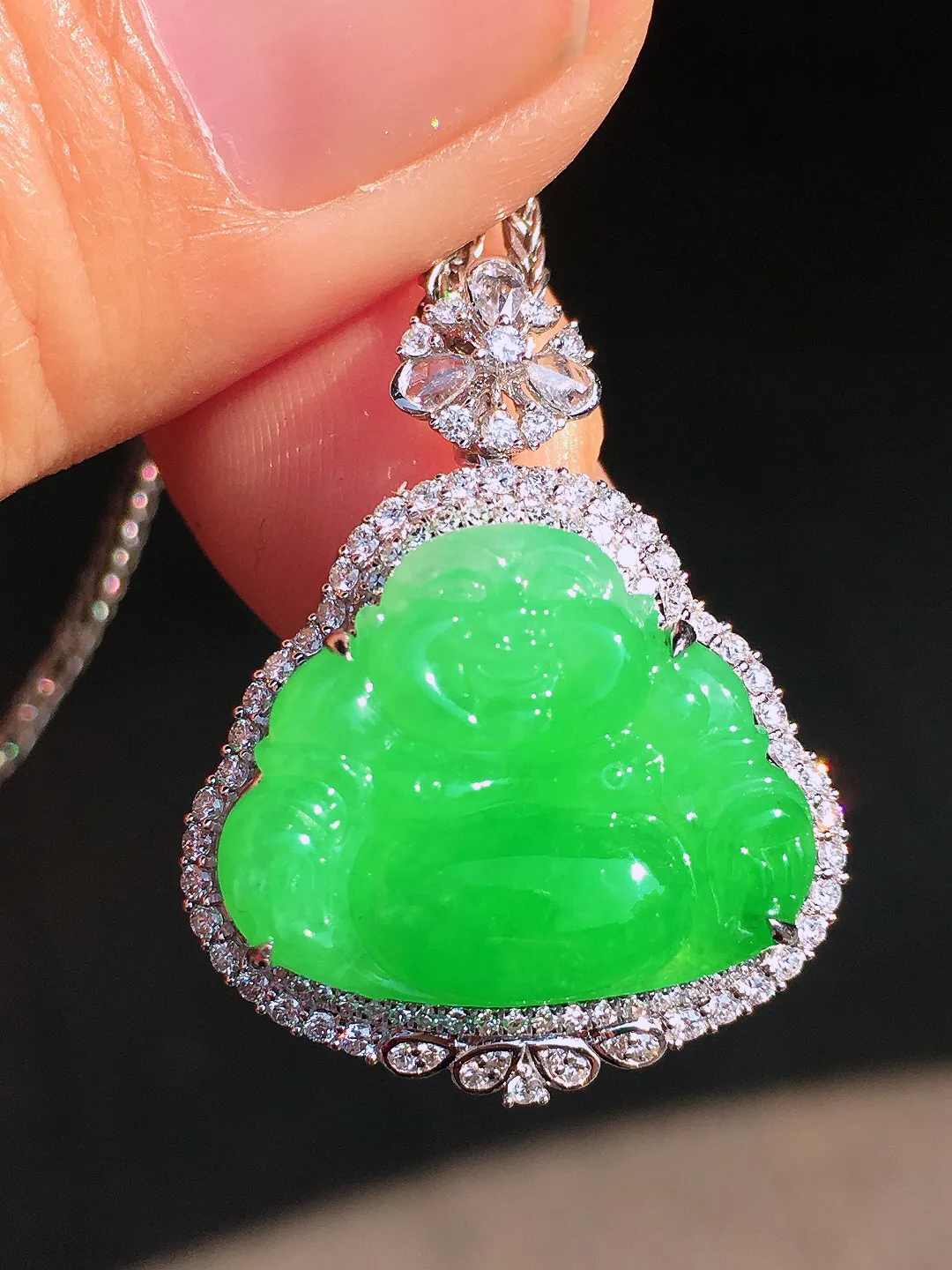 阳绿佛公吊坠，色泽均匀艳丽，玉质细腻，荧光感超
强，饱满圆润，尽显优雅气质，18k
金豪华镶嵌