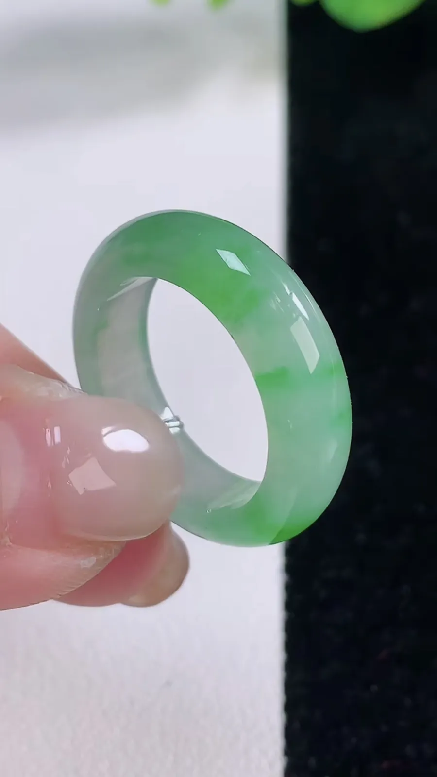 翡翠a货冰种满绿指环戒指，尺寸18.5-5.8-3.5，重量:4.72g