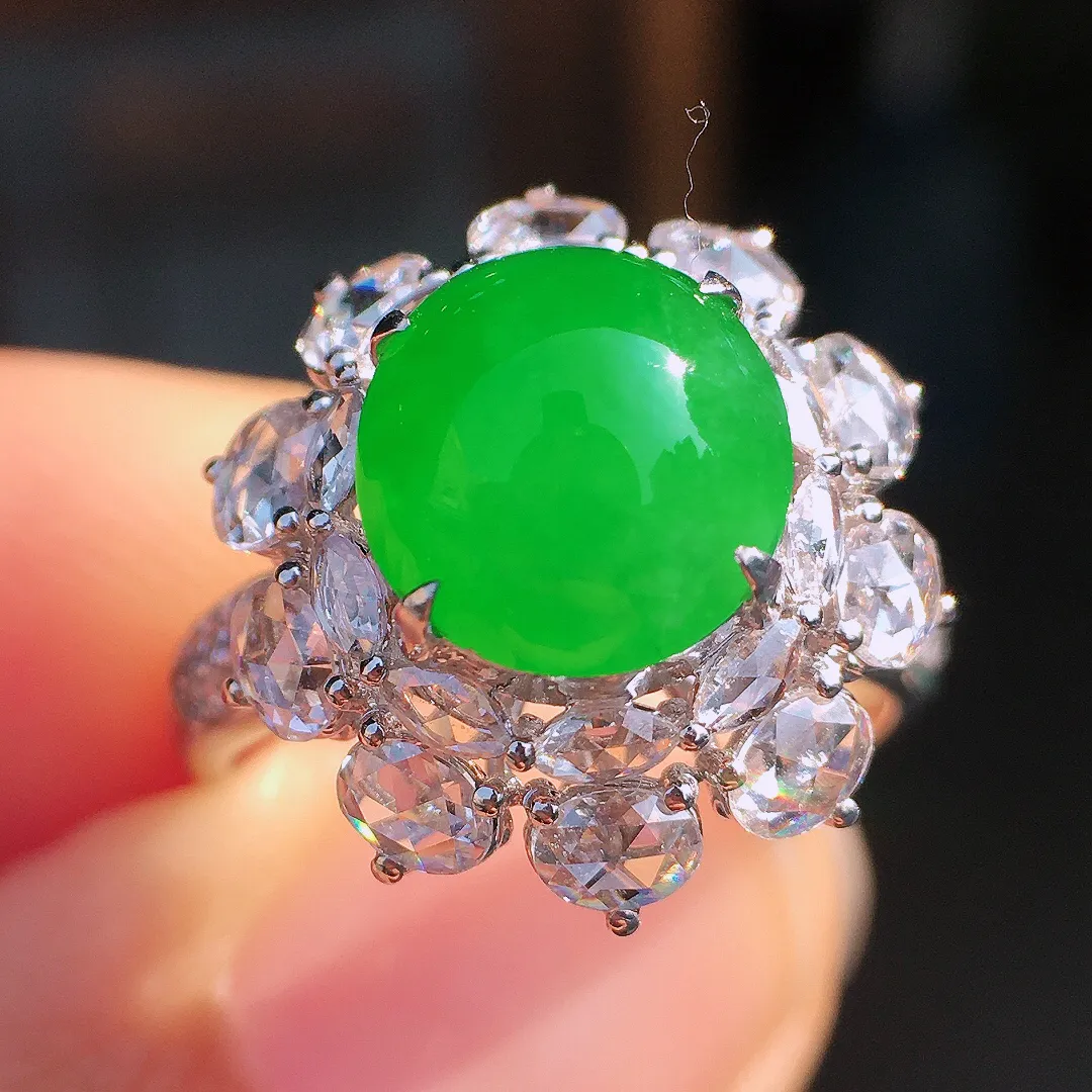 阳绿蛋面戒指，色泽均匀艳丽，玉质细腻，荧光感超
强，饱满圆润，尽显优雅气质，18k
金豪华镶嵌