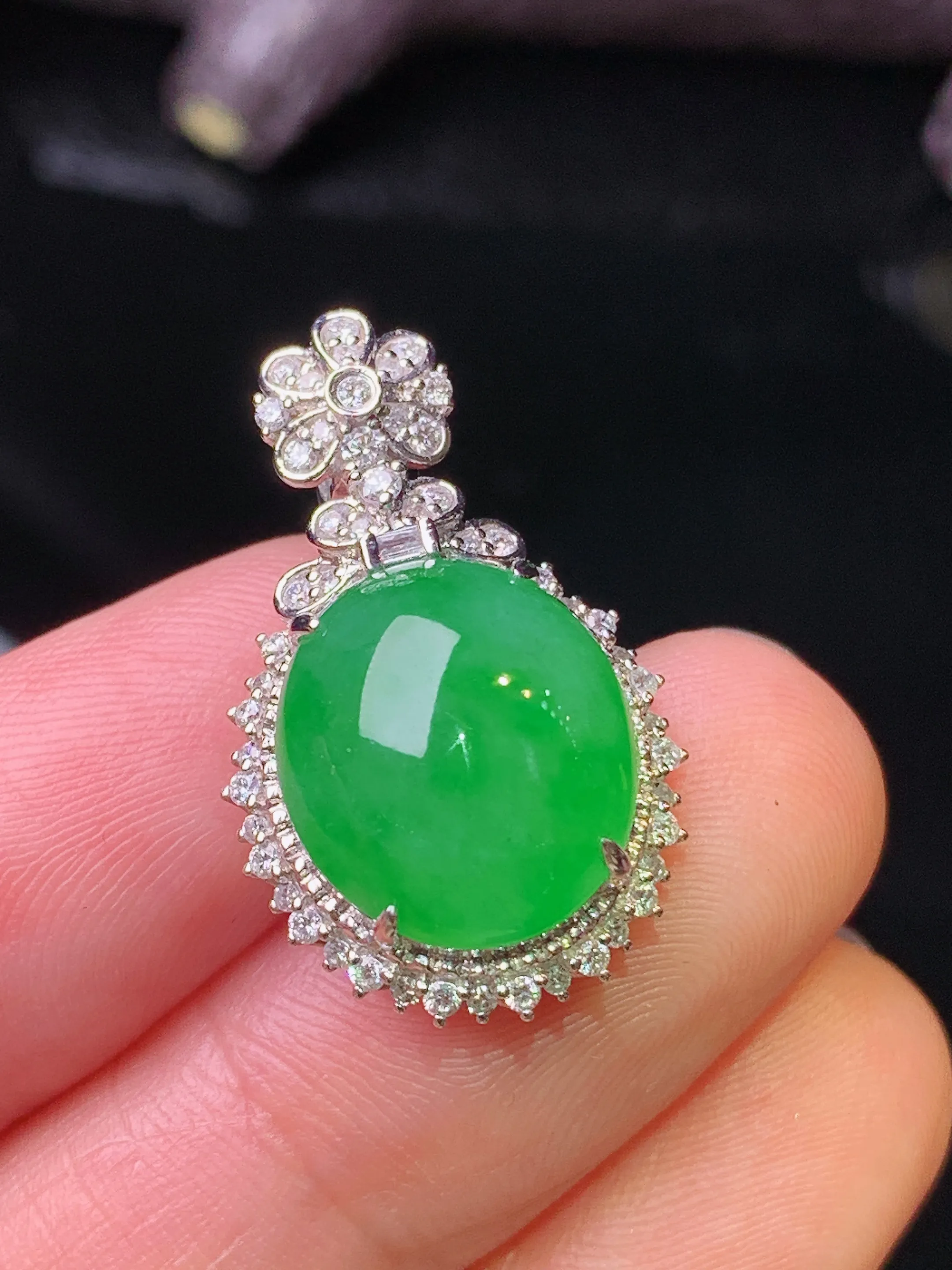 18k金钻镶嵌满绿蛋面吊坠 玉质细腻 色泽清新艳丽 整体尺寸25.2*15.2*10