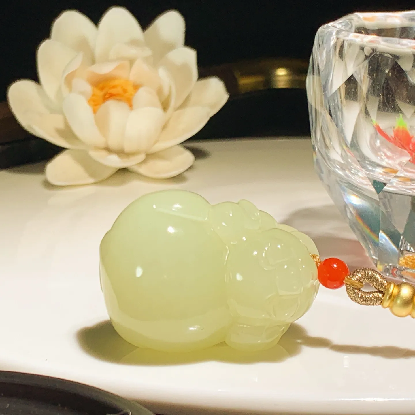 新疆和田玉若羌黄口料招财猪挂件。尺寸38/28/21重38.8克。内径玉质细腻油润。手推出油。佩戴高端典雅。lt251205