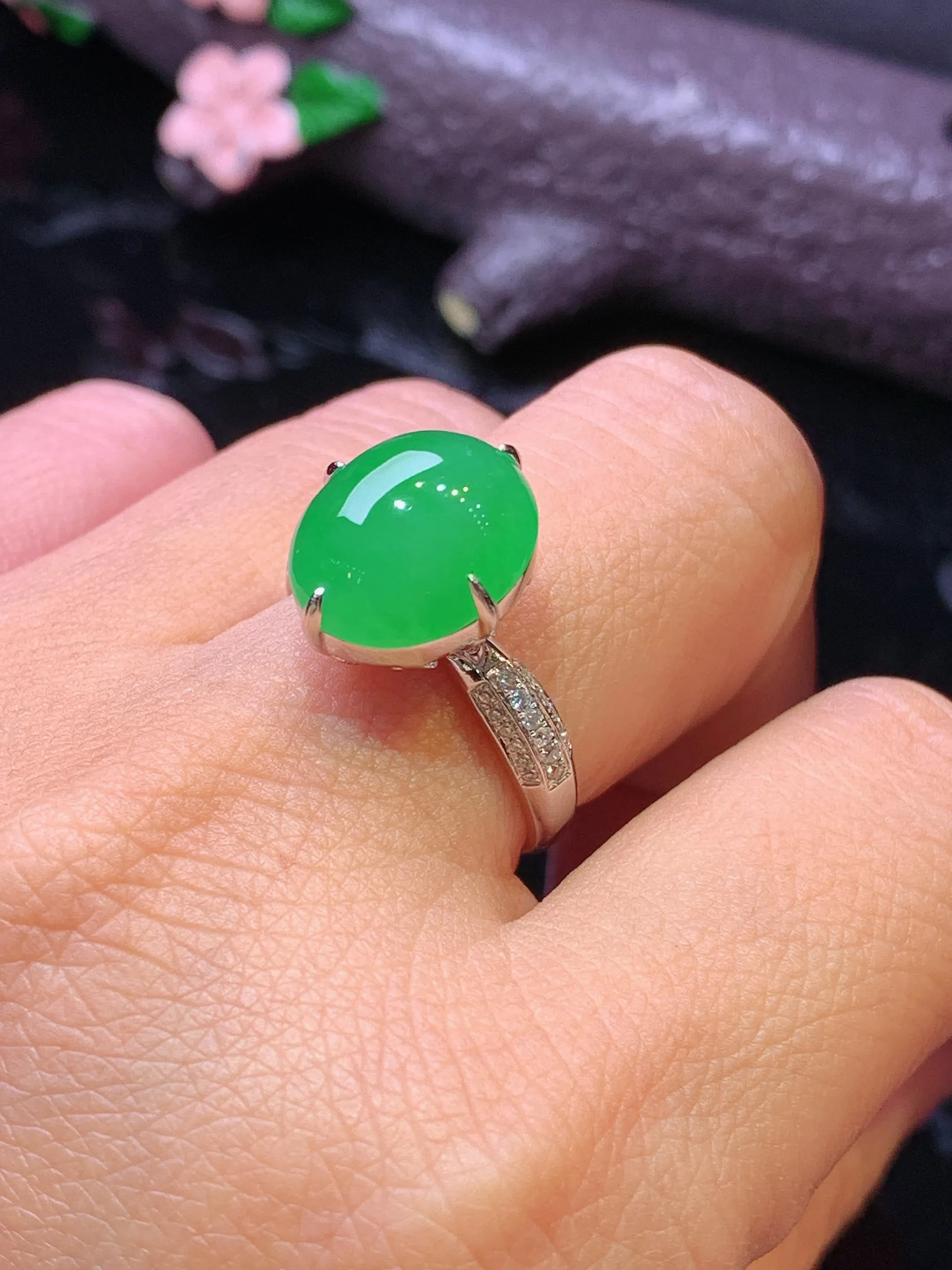 18k金钻镶嵌满绿蛋面戒指 玉质细腻 色泽清新艳丽 圈口14.5 整体尺寸12.8*10.3*6.8