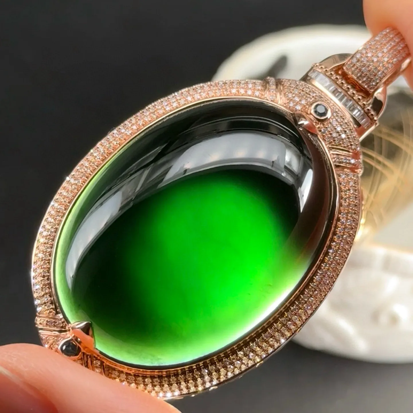 精品豪镶墨翠大蛋面吊坠 种好色正 黑度极好 打灯通透 油性十足 尺寸62.7