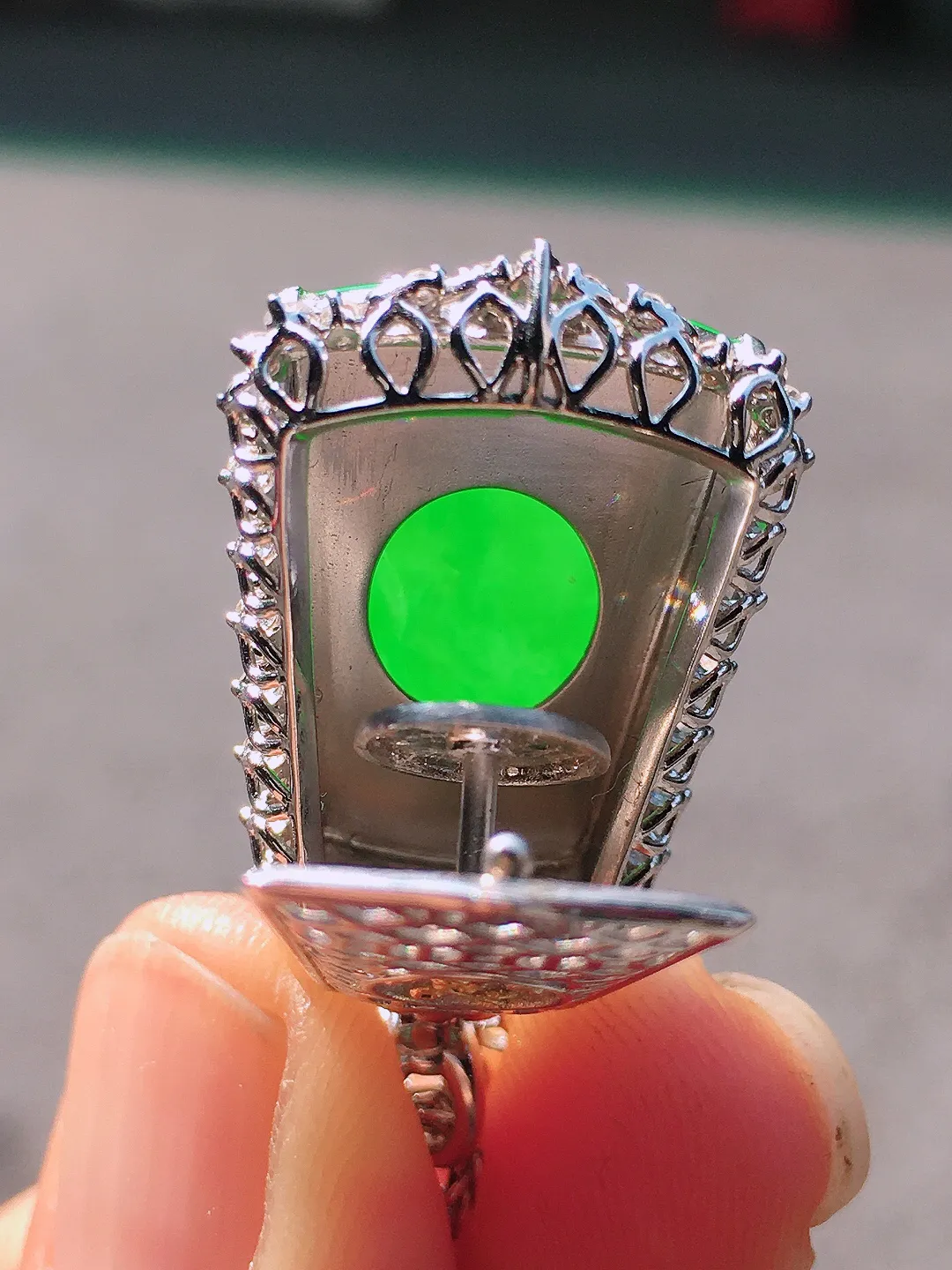 阳绿无事牌吊坠，色泽均匀艳丽，玉质细腻，荧光感超
强，饱满圆润，尽显优雅气质，18k
金豪华镶嵌