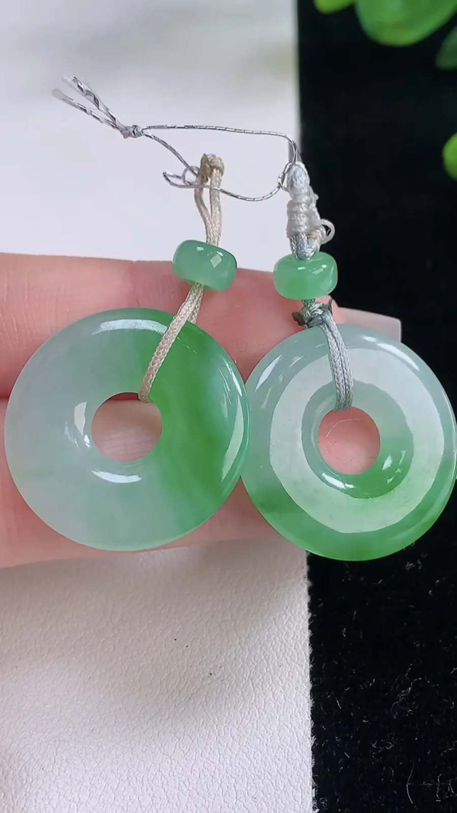 翡翠a货冰种飘绿平安环吊坠一对，尺寸24.3-3.8，重量:10.08g