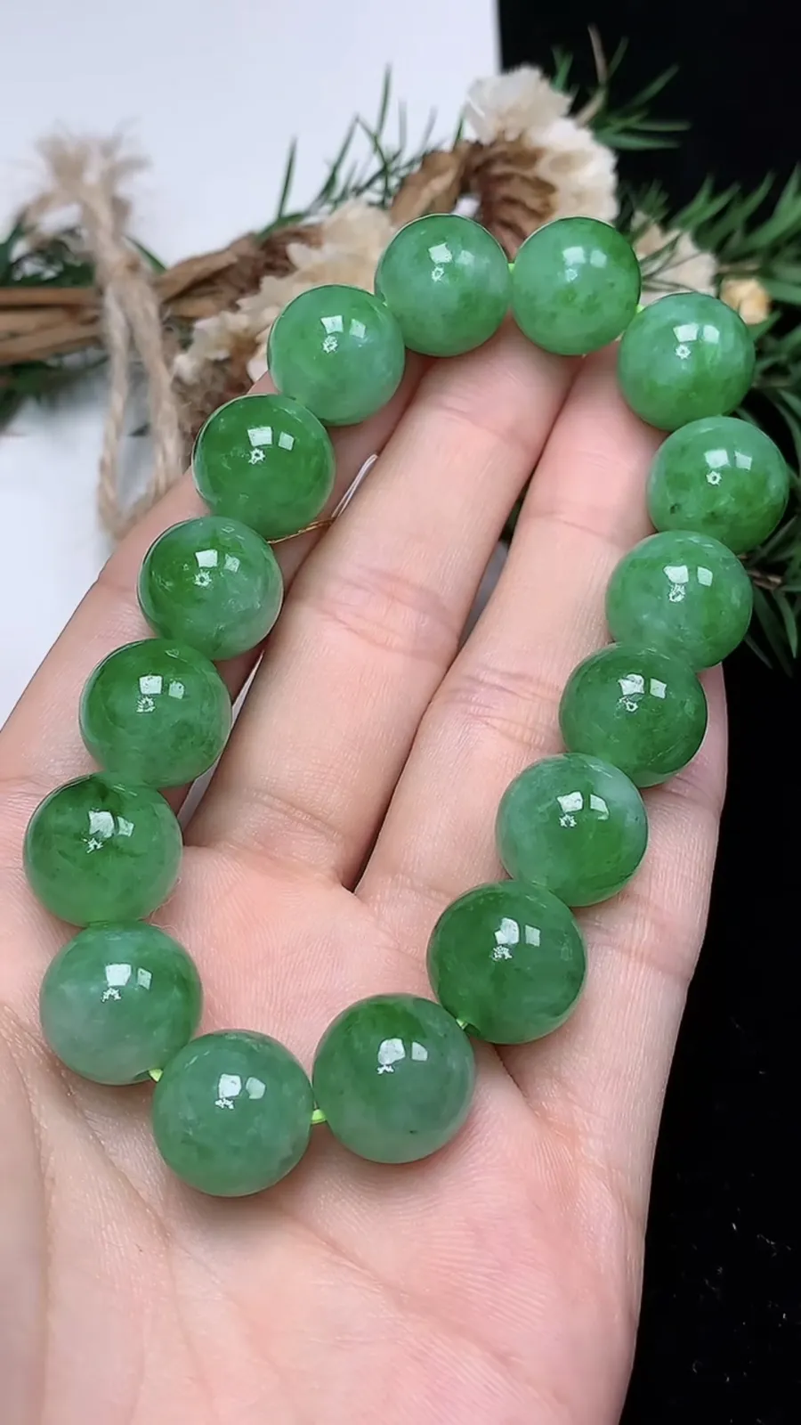 翡翠a货飘阳绿圆珠手串，尺寸12.6-16颗，重量:54.56g
