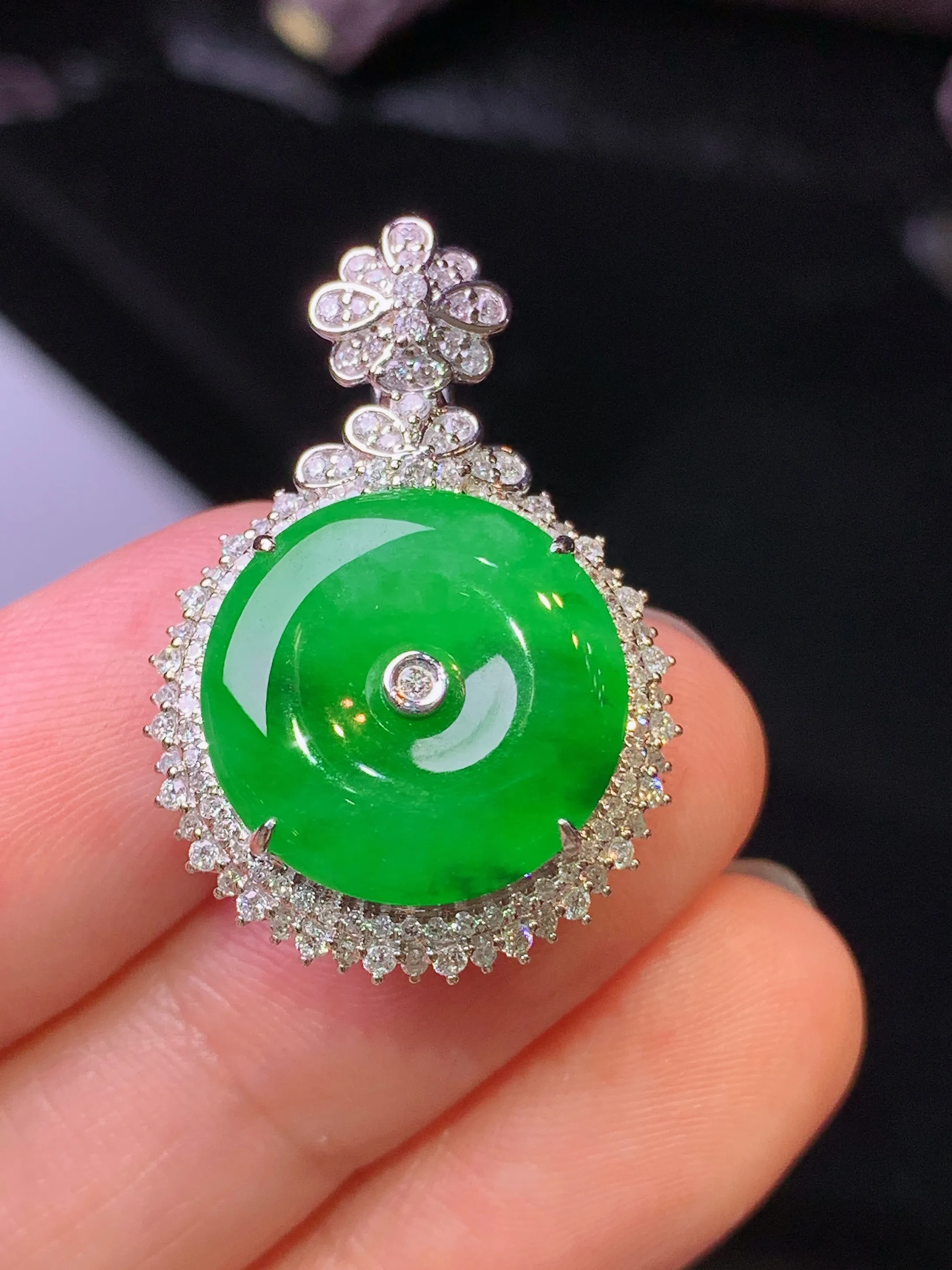 18k金钻镶嵌满绿平安扣吊坠 玉质细腻 色泽清新艳丽 整体尺寸28*19.5*10