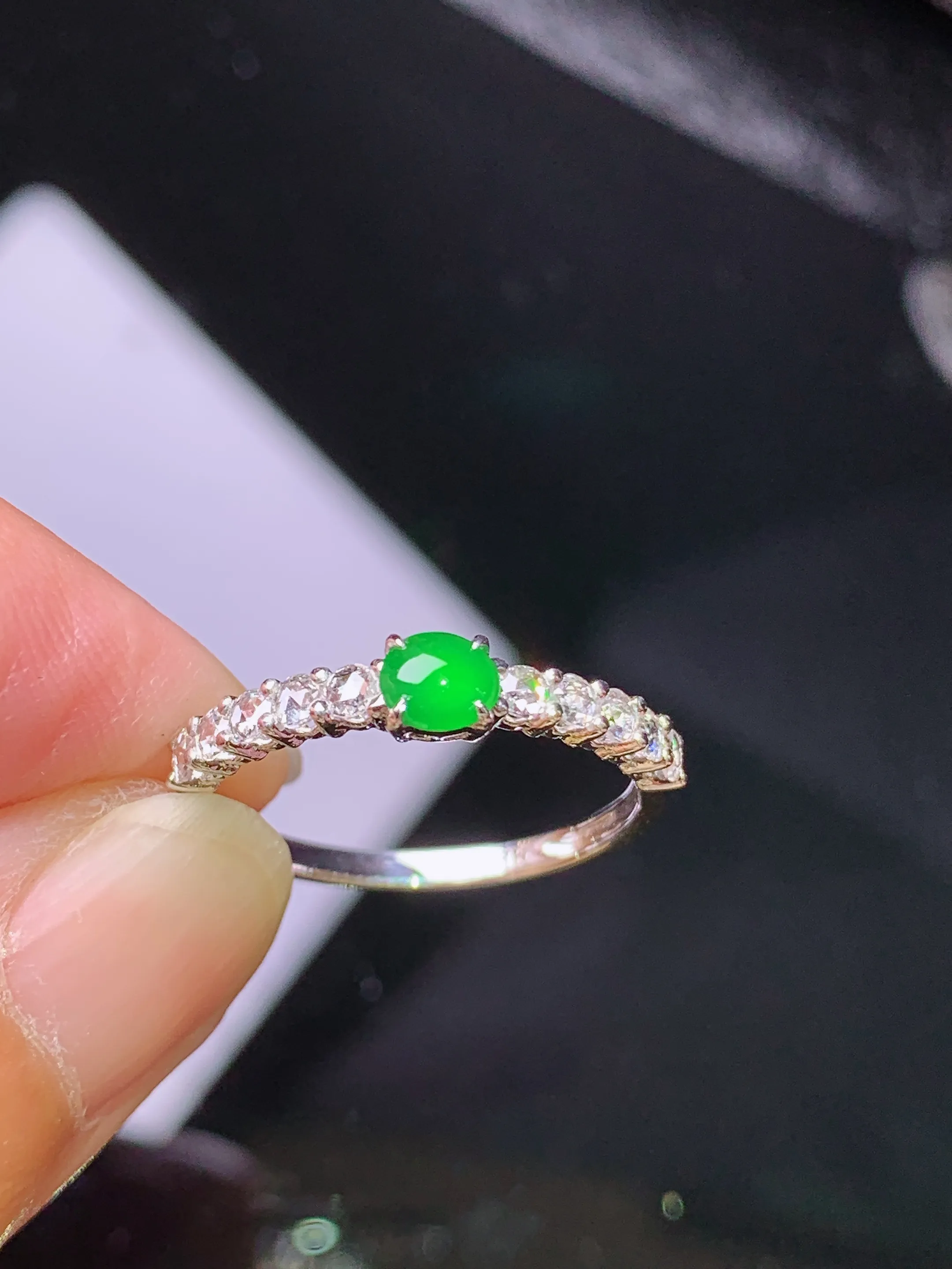 18k金钻镶嵌满绿蛋面戒指 吊坠 玉质细腻 色泽清新艳丽 圈口12.5 裸石尺寸3.6*4*2