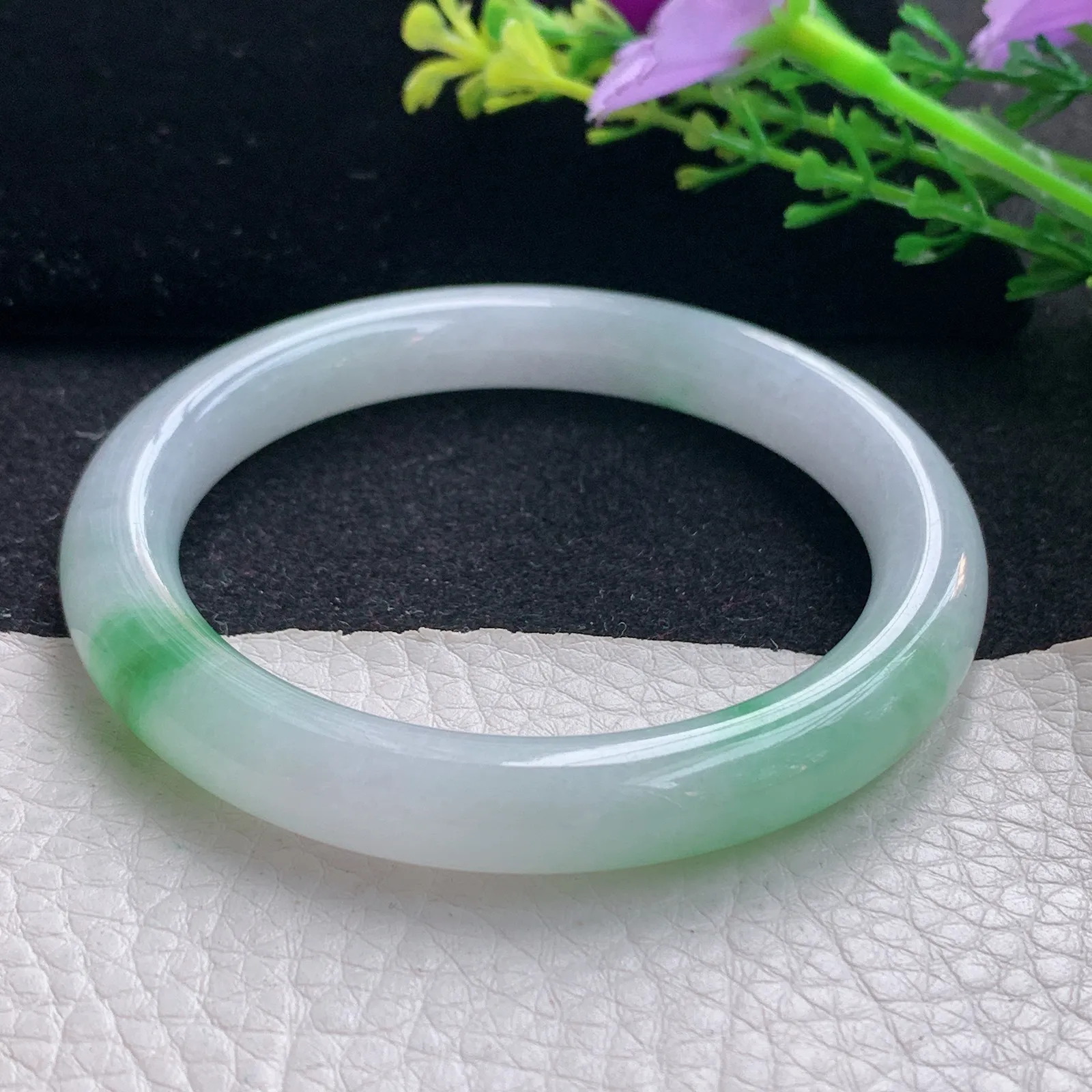 ss自然光54.5*9*8.8美人镯 翡翠a货玉手镯飘绿圆条珠宝玉手环