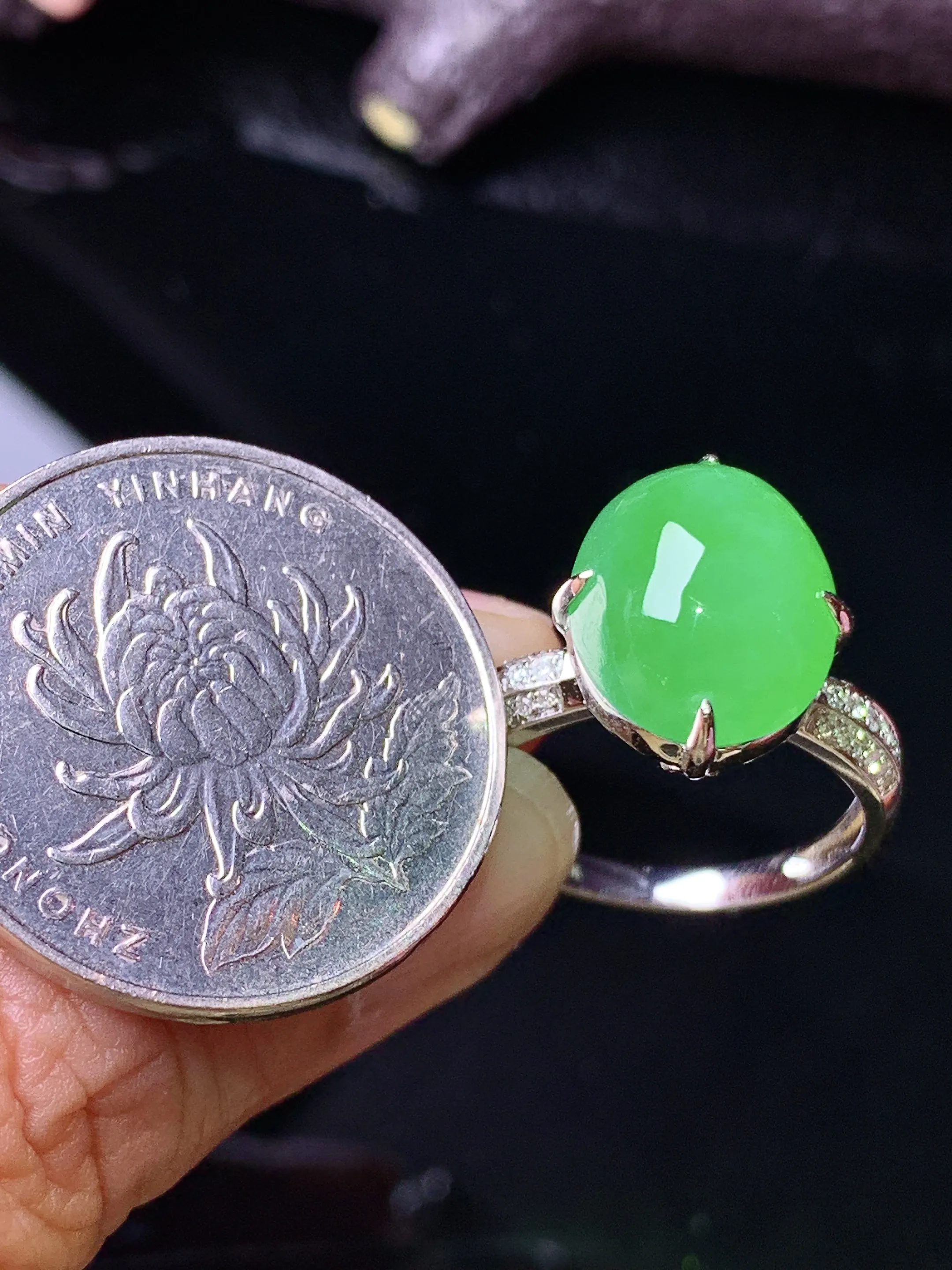 18k金钻镶嵌满绿蛋面戒指 玉质细腻 色泽清新艳丽 圈口14.5 整体尺寸12.8*10.3*6.8