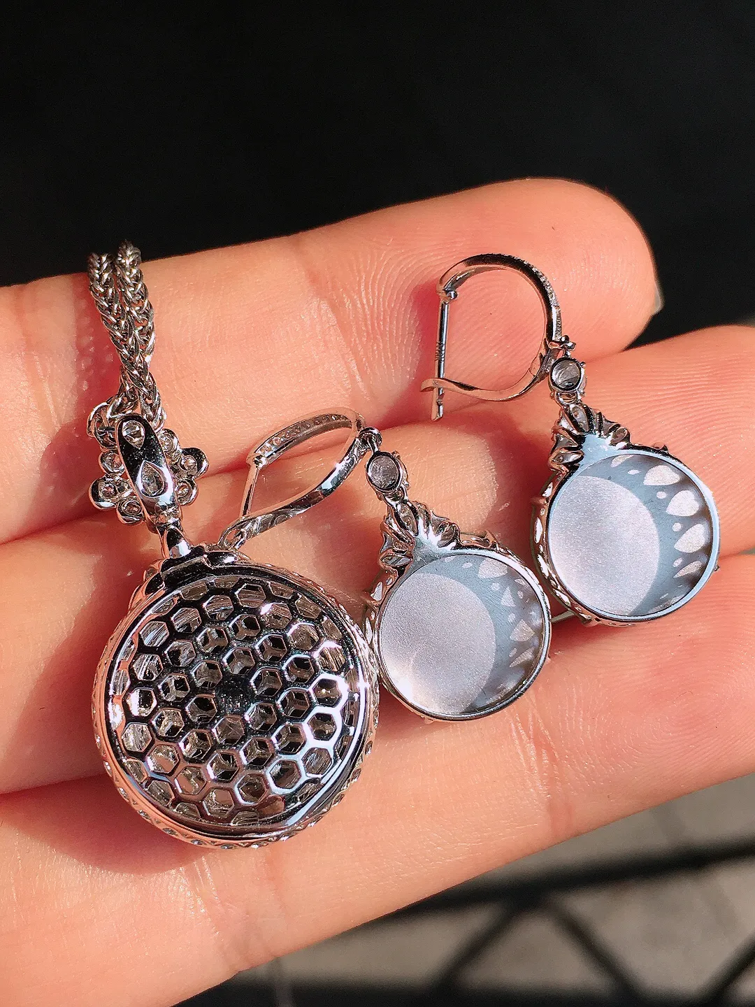 飘绿平安扣套装（吊坠+耳坠），色泽均匀艳丽，玉质细腻，荧光感超
强，饱满圆润，尽显优雅气质，18k
金豪华镶嵌