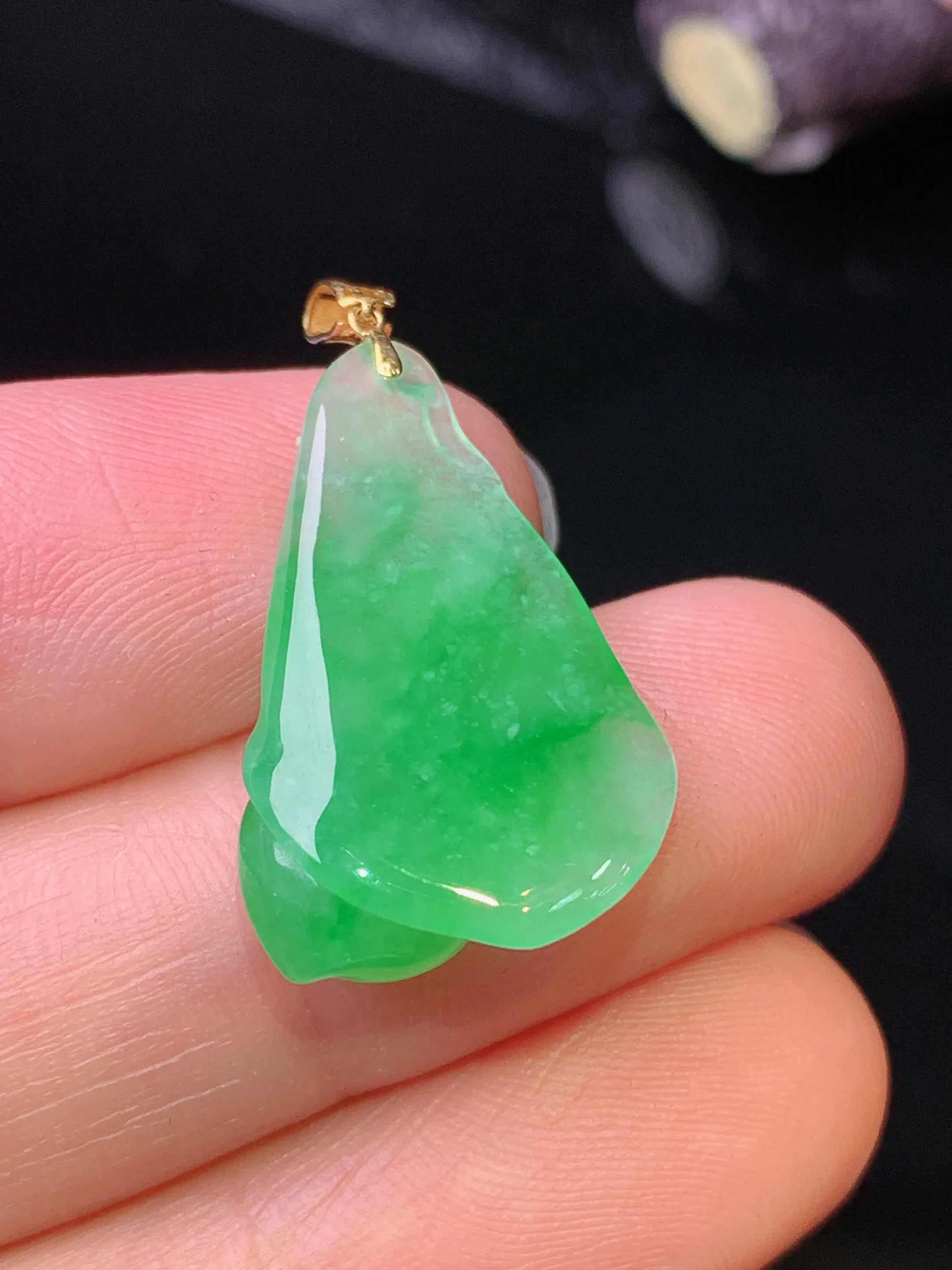 18k金镶嵌花蕾吊坠 玉质细腻 色泽清新艳丽 整体尺寸29.2*15*7.2