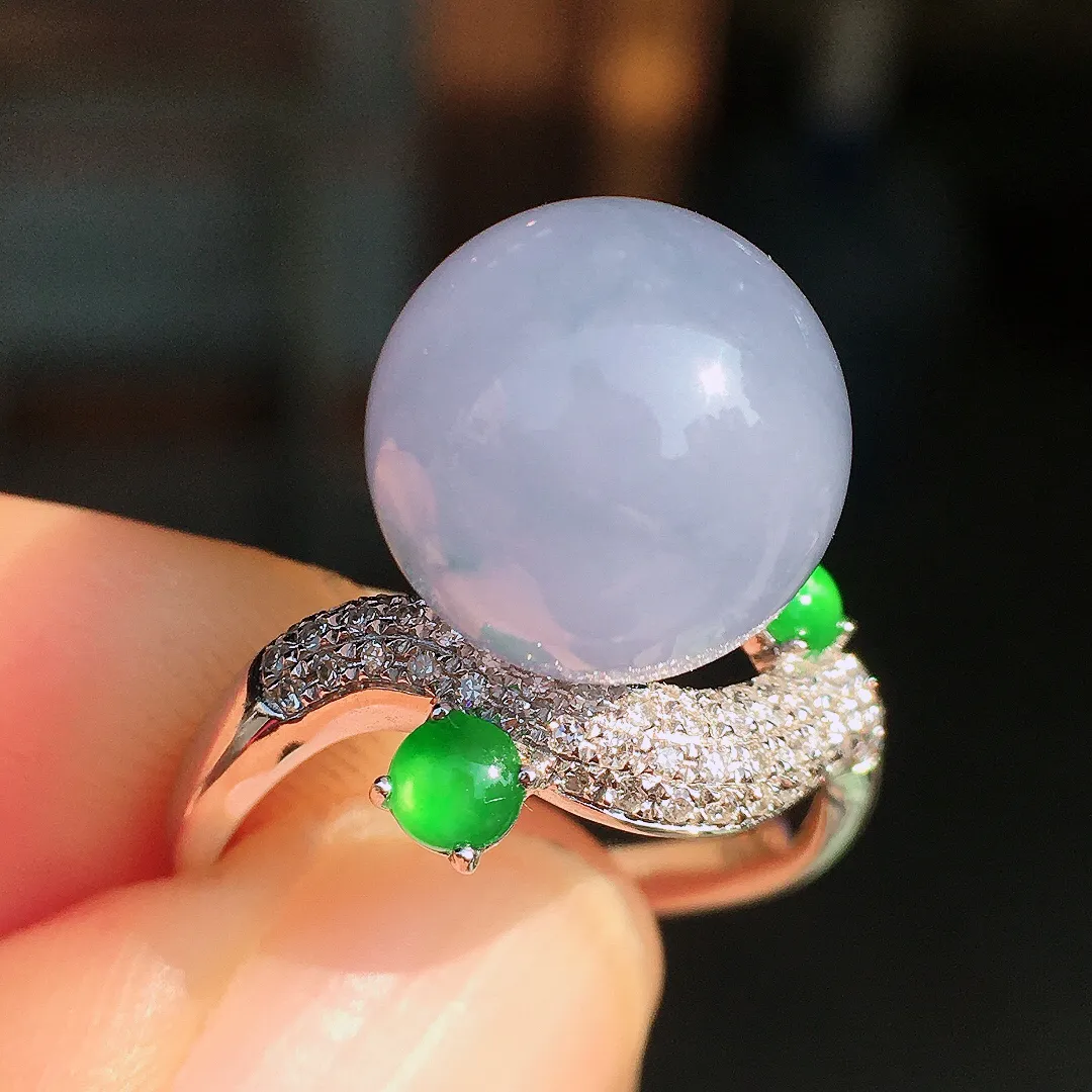 紫罗兰珠子戒指，色泽均匀艳丽，玉质细腻，荧光感超
强，饱满圆润，尽显优雅气质，18k
金豪华镶嵌