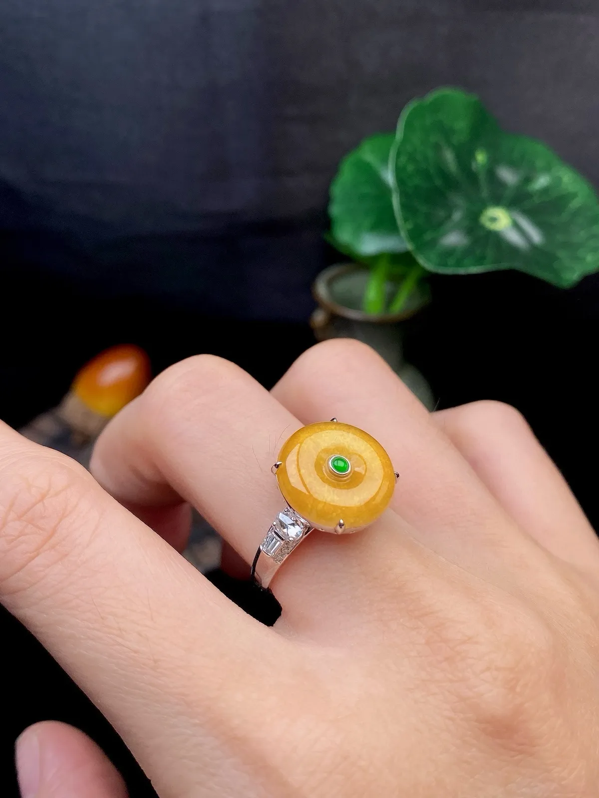 【冰种黄扣戒指】种水上乘，晶莹剔透，纯净通透，18k金钻精美镶嵌，裸石尺寸13.6*3.2毫米，圈口可改