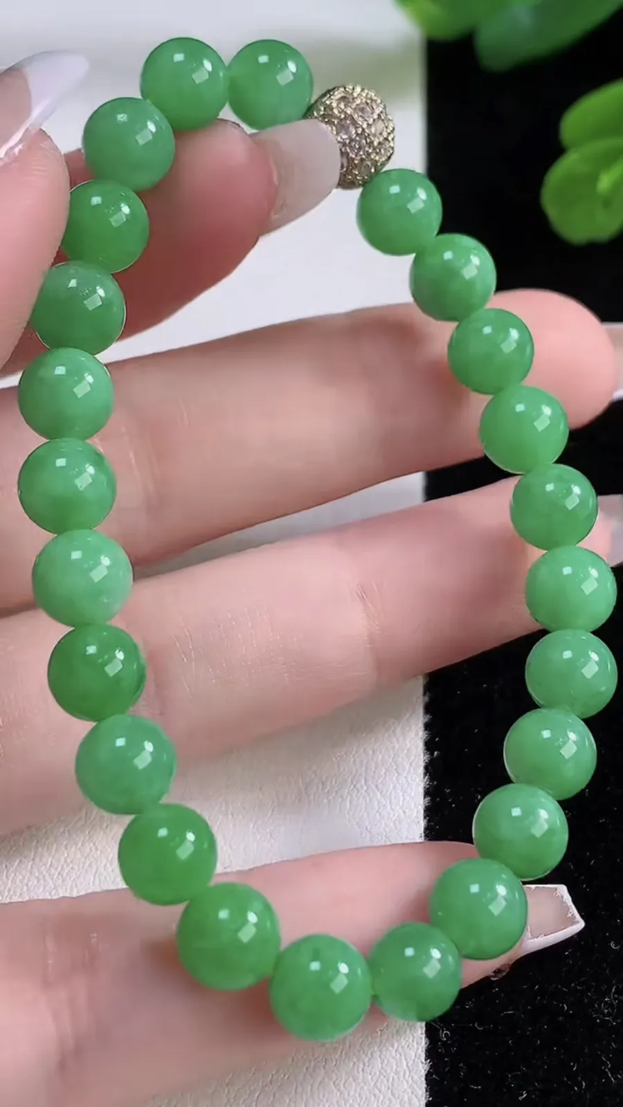 翡翠a货满绿圆珠手串，尺寸6.8-24颗，重量:15.03g