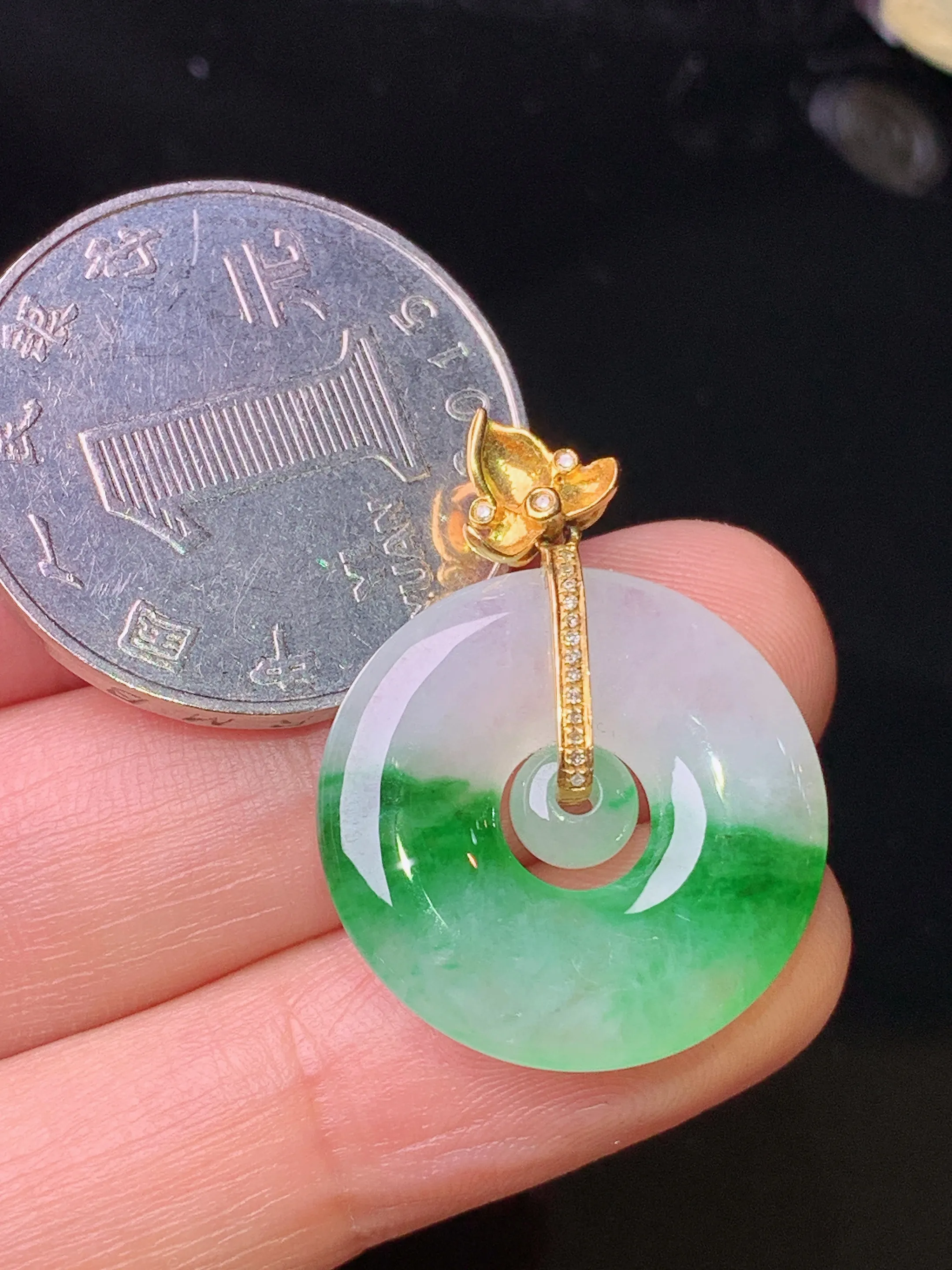 18k金钻镶嵌飘绿子母扣吊坠 玉质细腻 色泽清新艳丽 整体尺寸27.6*21*3.6