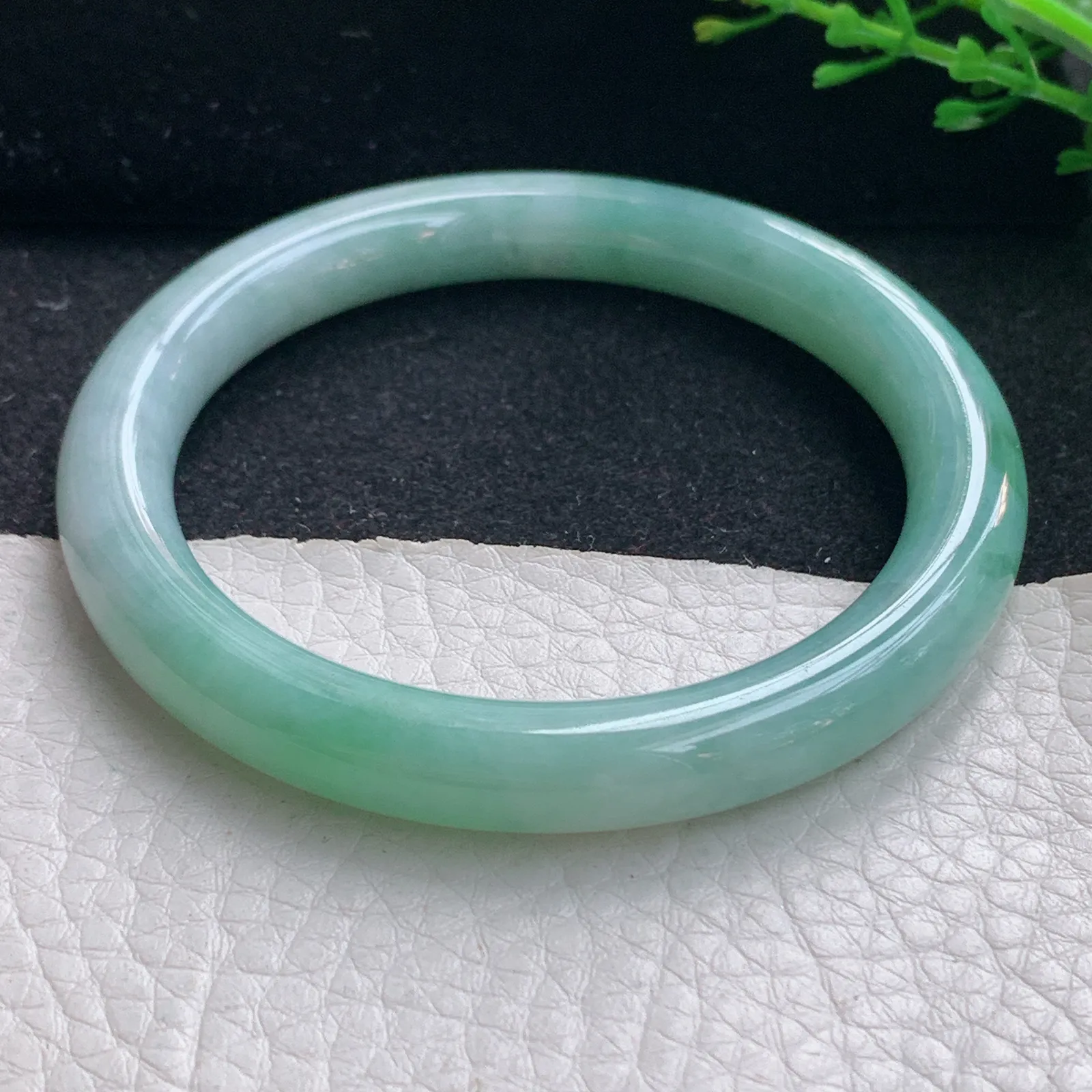 n自然光53.8*8.5*8.3叮当镯 翡翠a货玉手镯浅绿圆条珠宝玉手环 美人镯