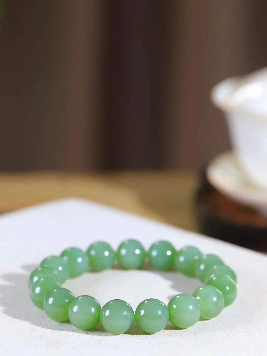 【珠圆玉润.手串】

精品和田玉碧玉珠圆玉润手串 玉质温润细腻  整串打磨圆润，佩戴舒适。珠珠落玉盘