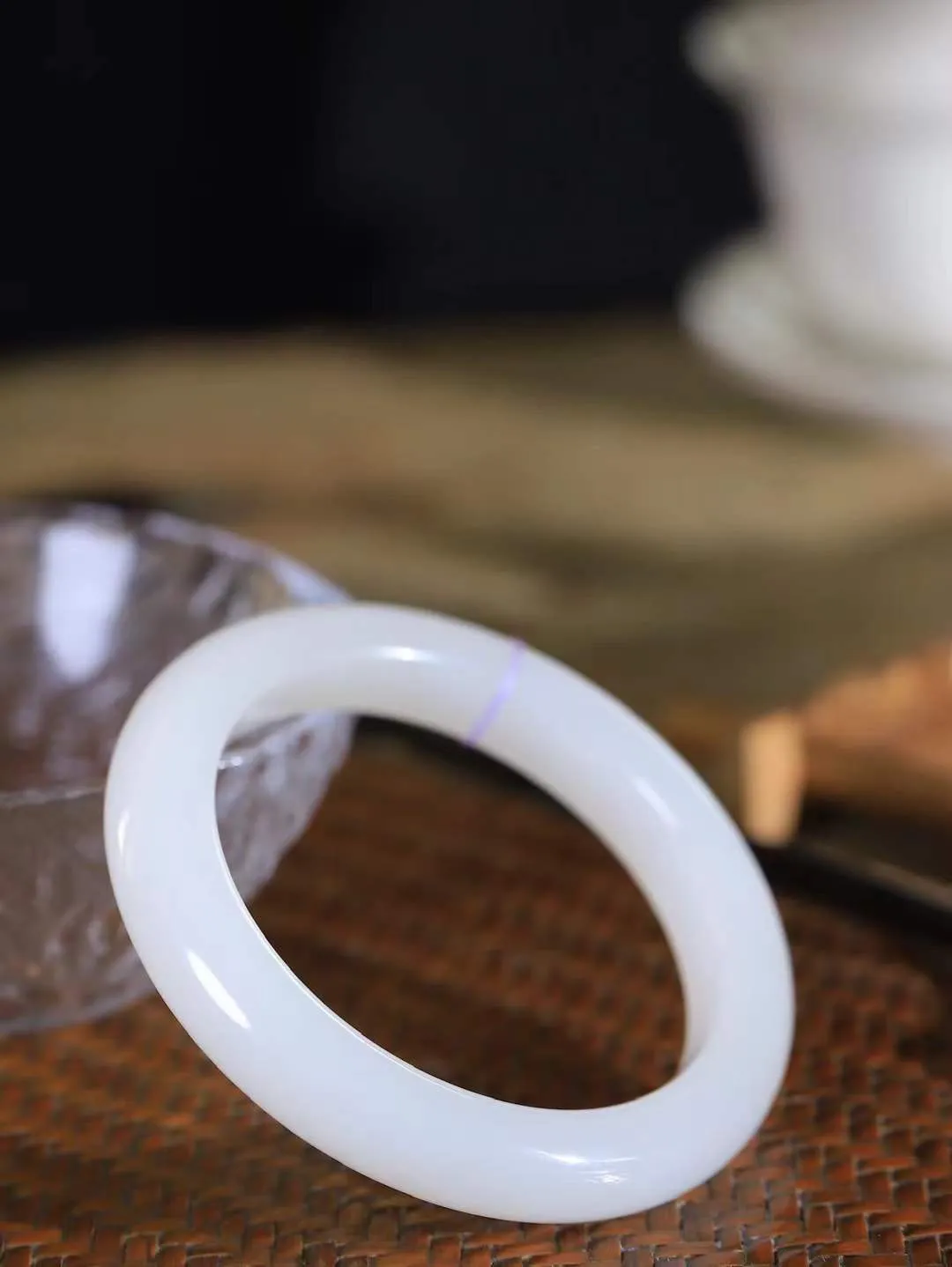 【诗情画意.手镯】

精品和田玉白玉手镯   细腻油脂,手感润滑。意韵飘渺，温雅细腻，工艺精湛，️氤氲诗意的美跃然于手腕之间，给人以出尘的风雅，优美脱俗，气质非凡。重56.3克 内径56mm尺寸11.5-9.5mm  22120500A