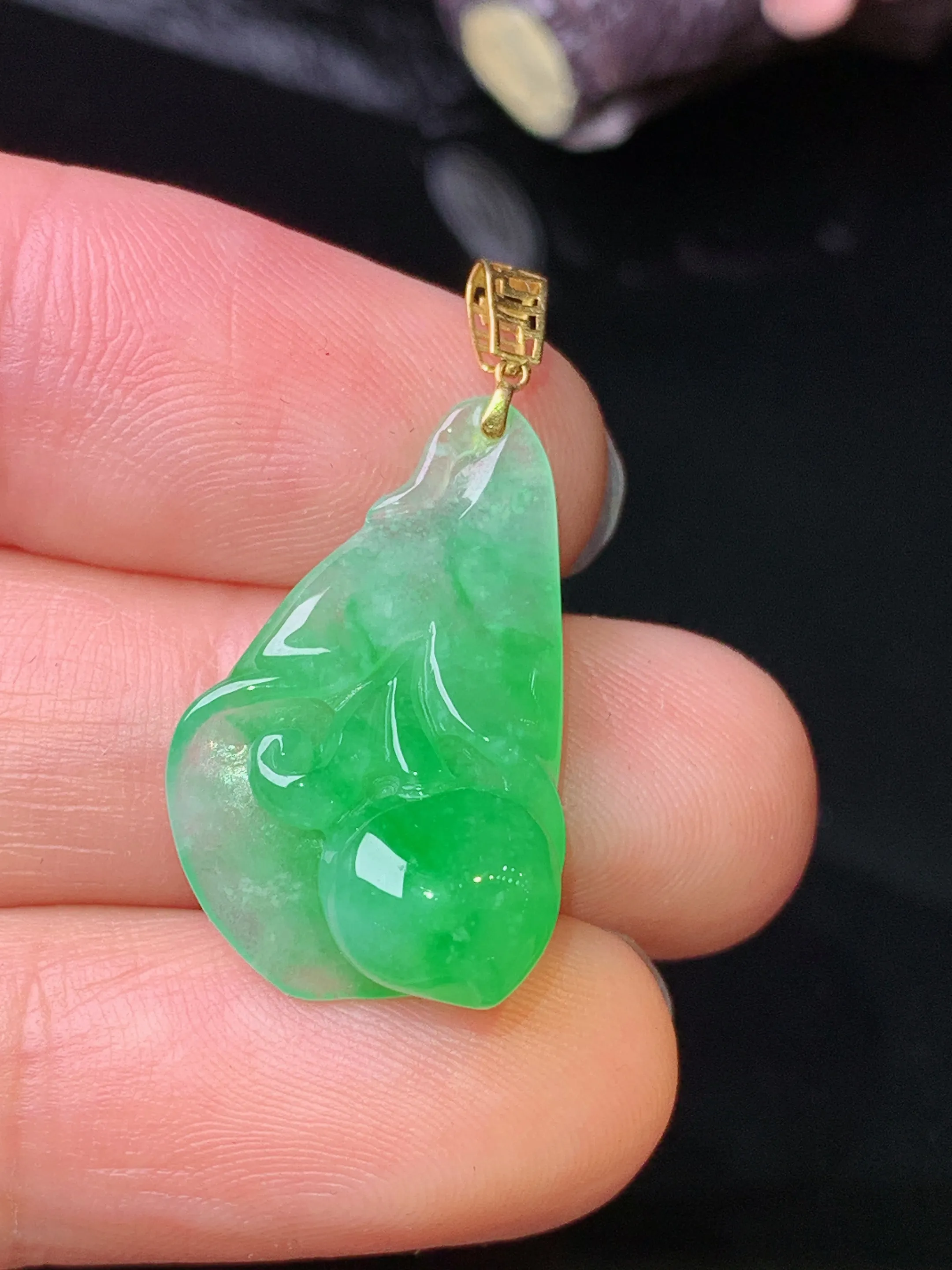 18k金镶嵌花蕾吊坠 玉质细腻 色泽清新艳丽 整体尺寸29.2*15*7.2