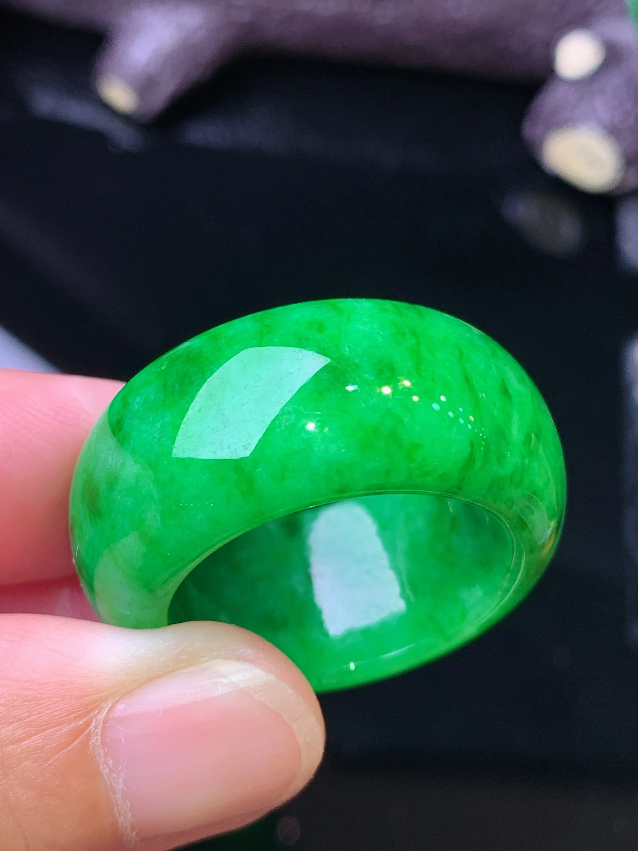 满绿戒指 玉质细腻 色泽清新艳丽 圈口22.5 整体尺寸30*12.7*5.2