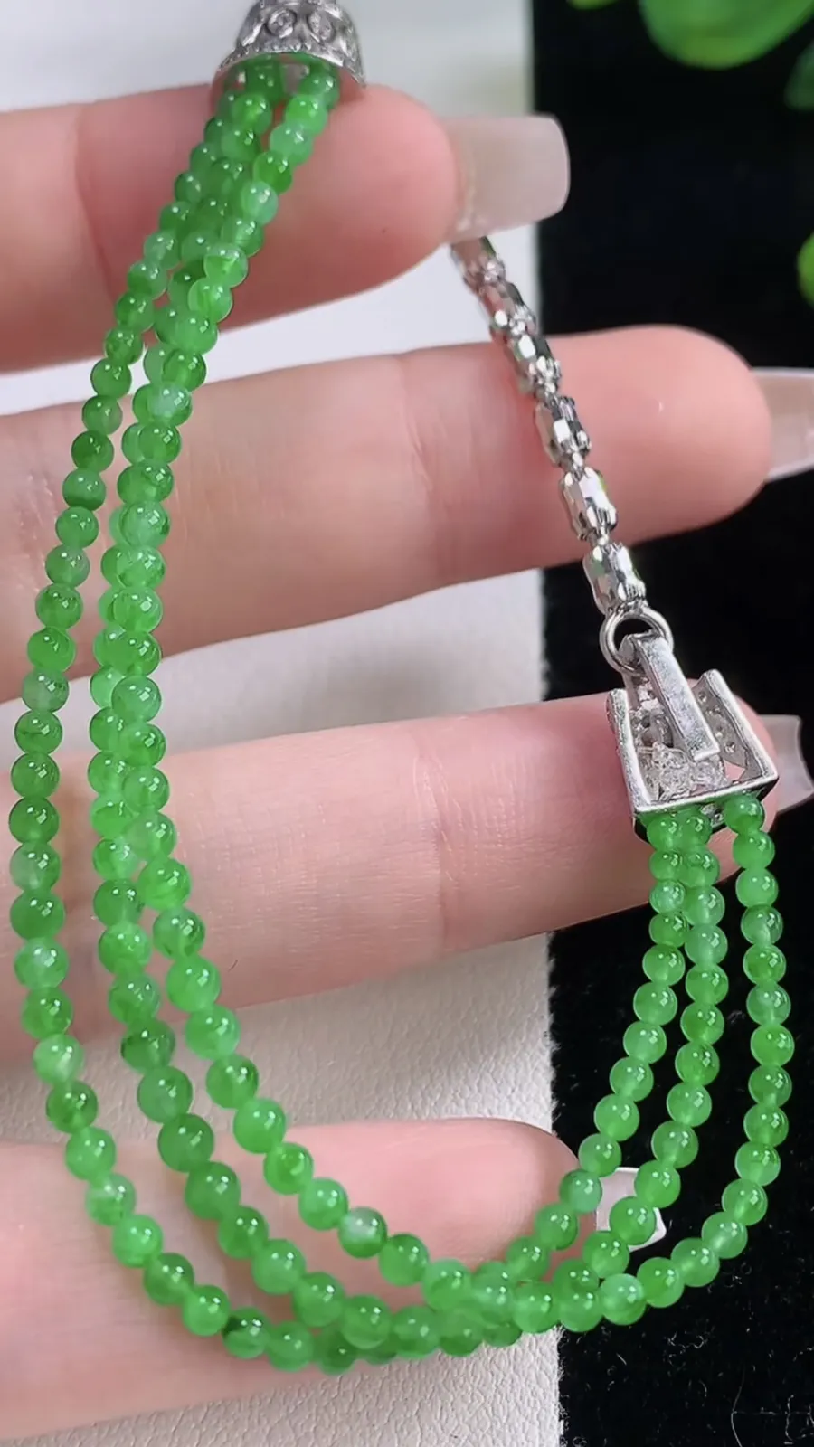 翡翠a货满绿小米珠项链，尺寸2.4，重量:7.30g