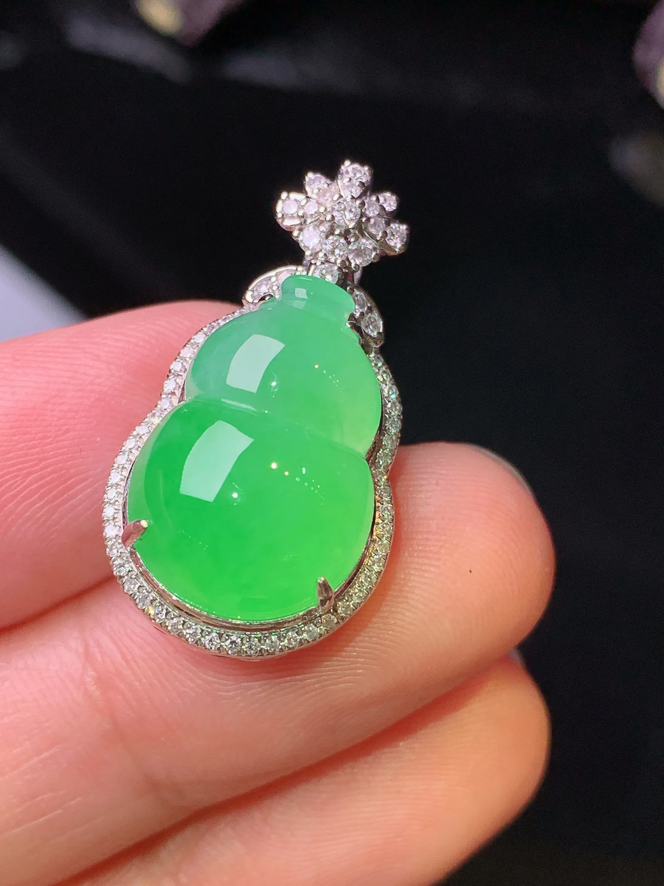 18k金钻镶嵌翠绿葫芦吊坠 玉质细腻 色泽清新艳丽 整体尺寸26*14.2*10.3