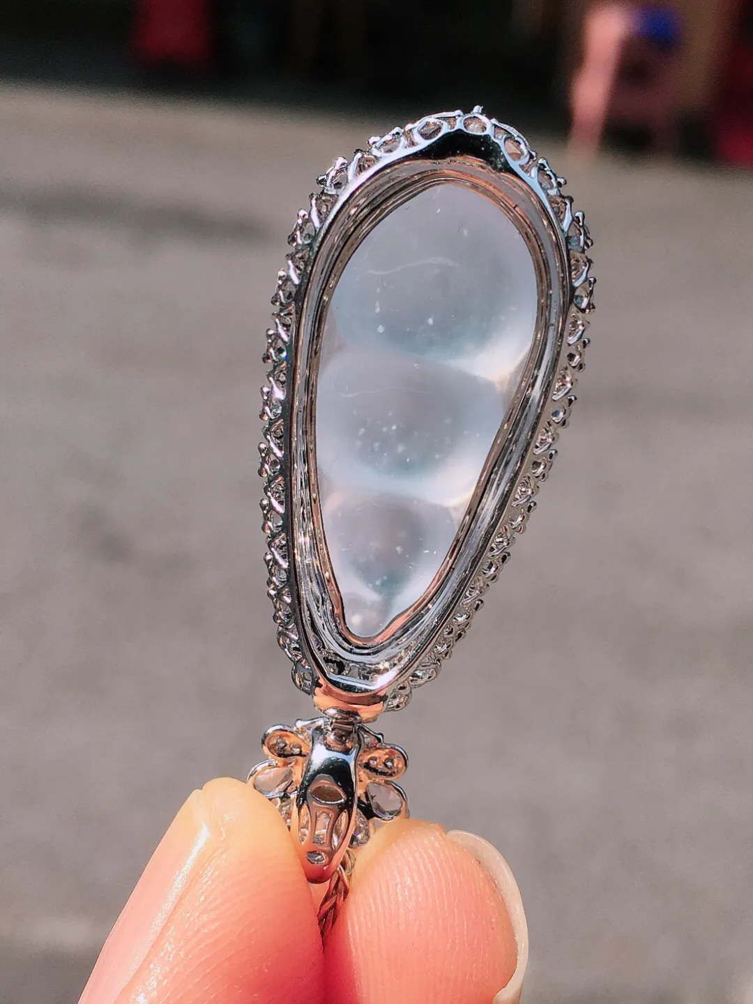 冰种福豆吊坠，玉质细腻，荧光感超
强，饱满圆润，尽显优雅气质，18k
金豪华镶嵌